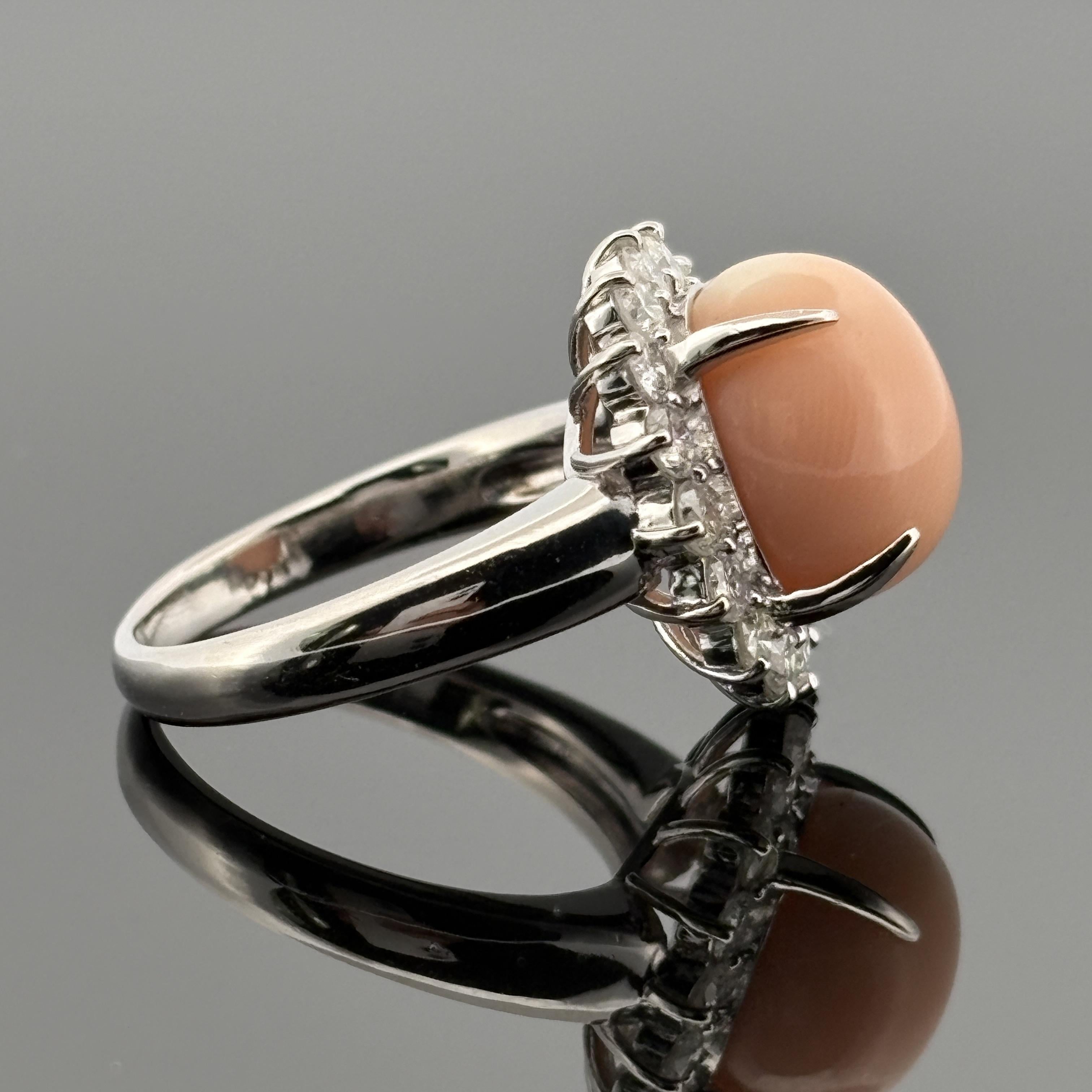 Bague en platine avec corail et diamant en halo Excellent état - En vente à Orlando, FL