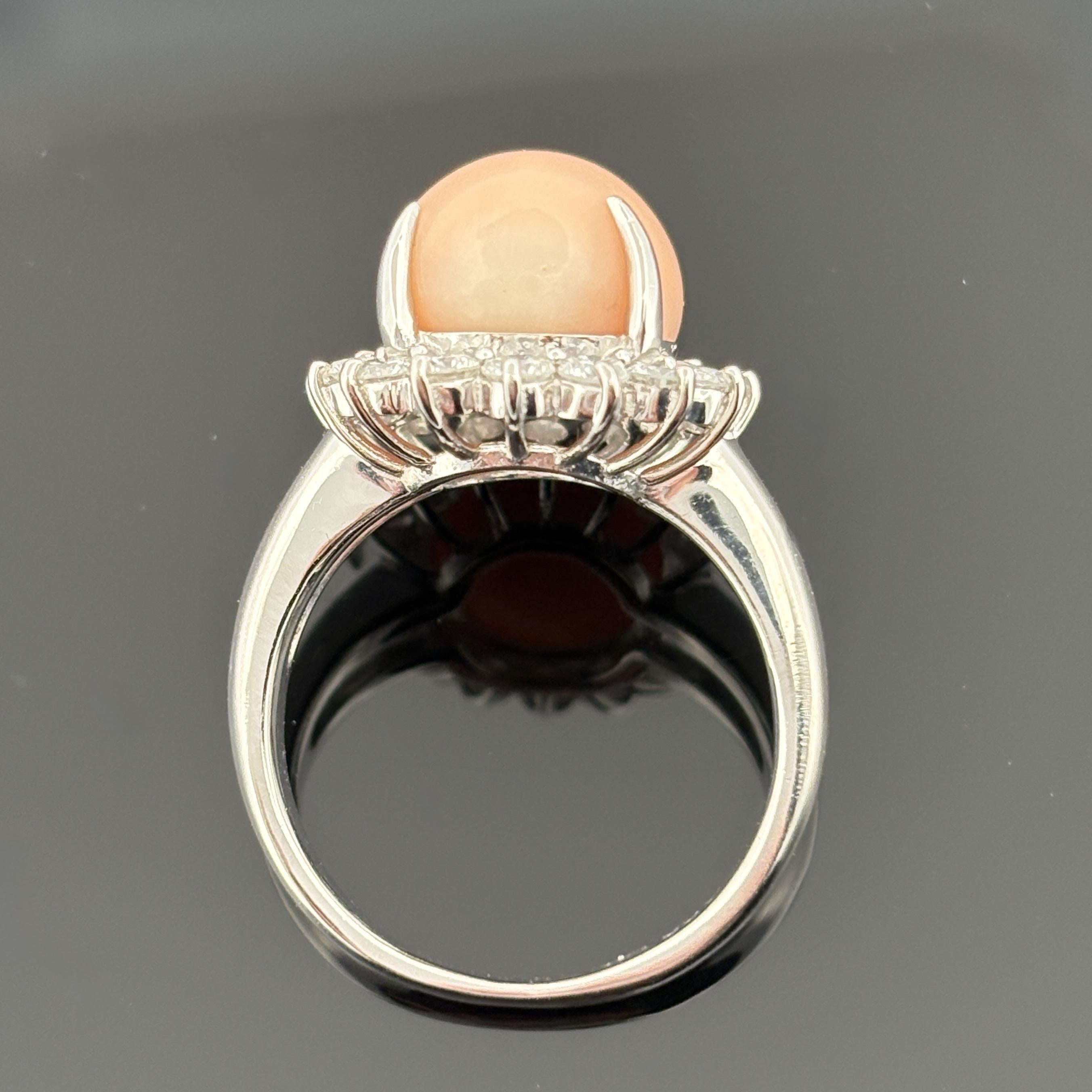 Bague en platine avec corail et diamant en halo Pour femmes en vente