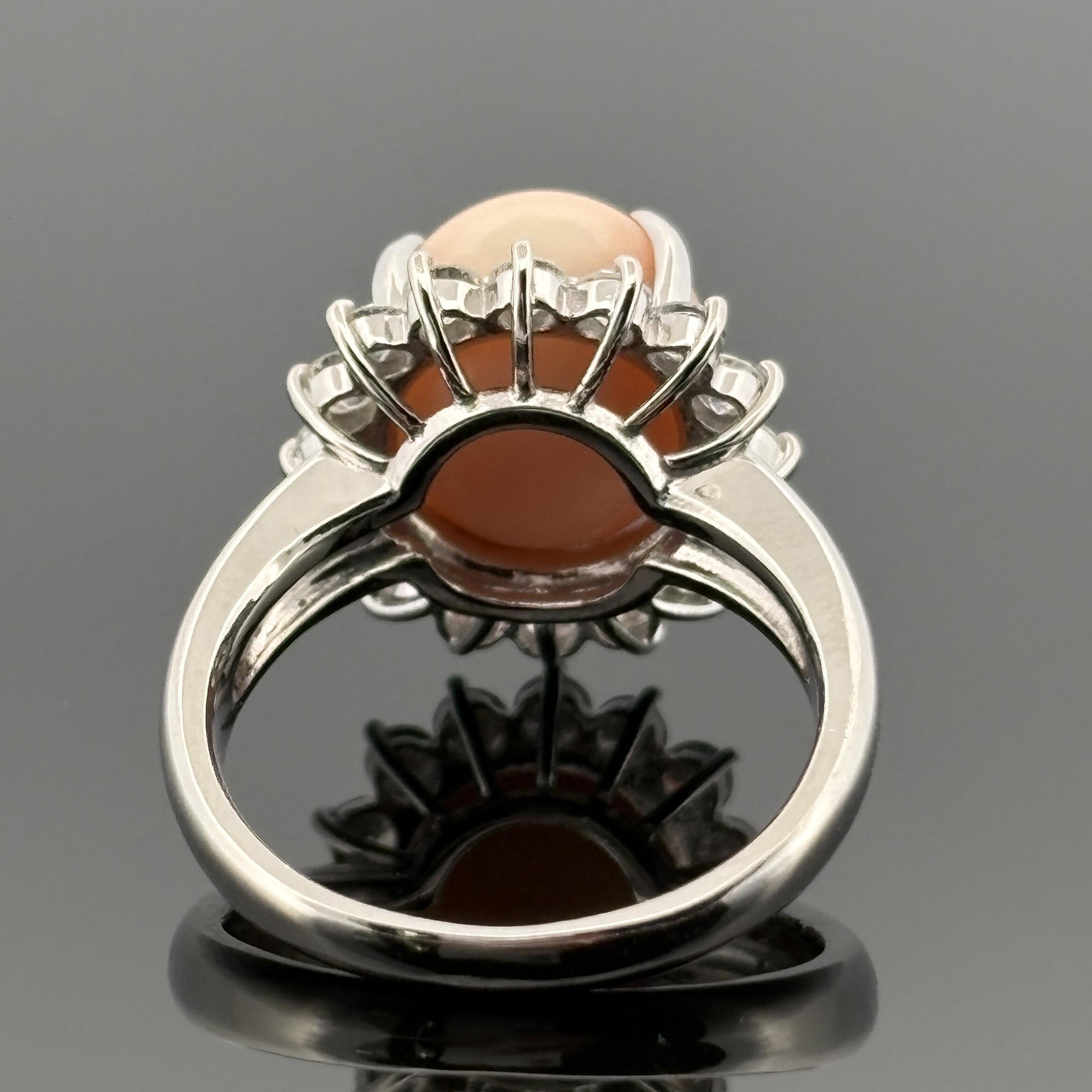 Bague en platine avec corail et diamant en halo en vente 1