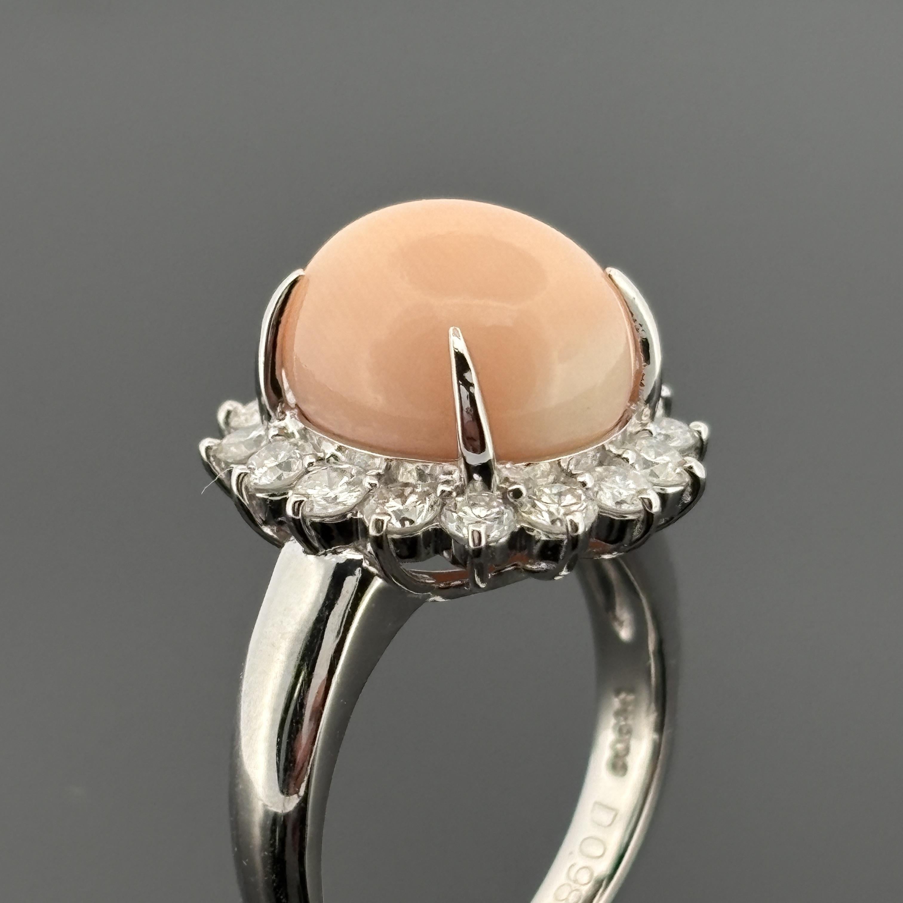Bague en platine avec corail et diamant en halo en vente 2