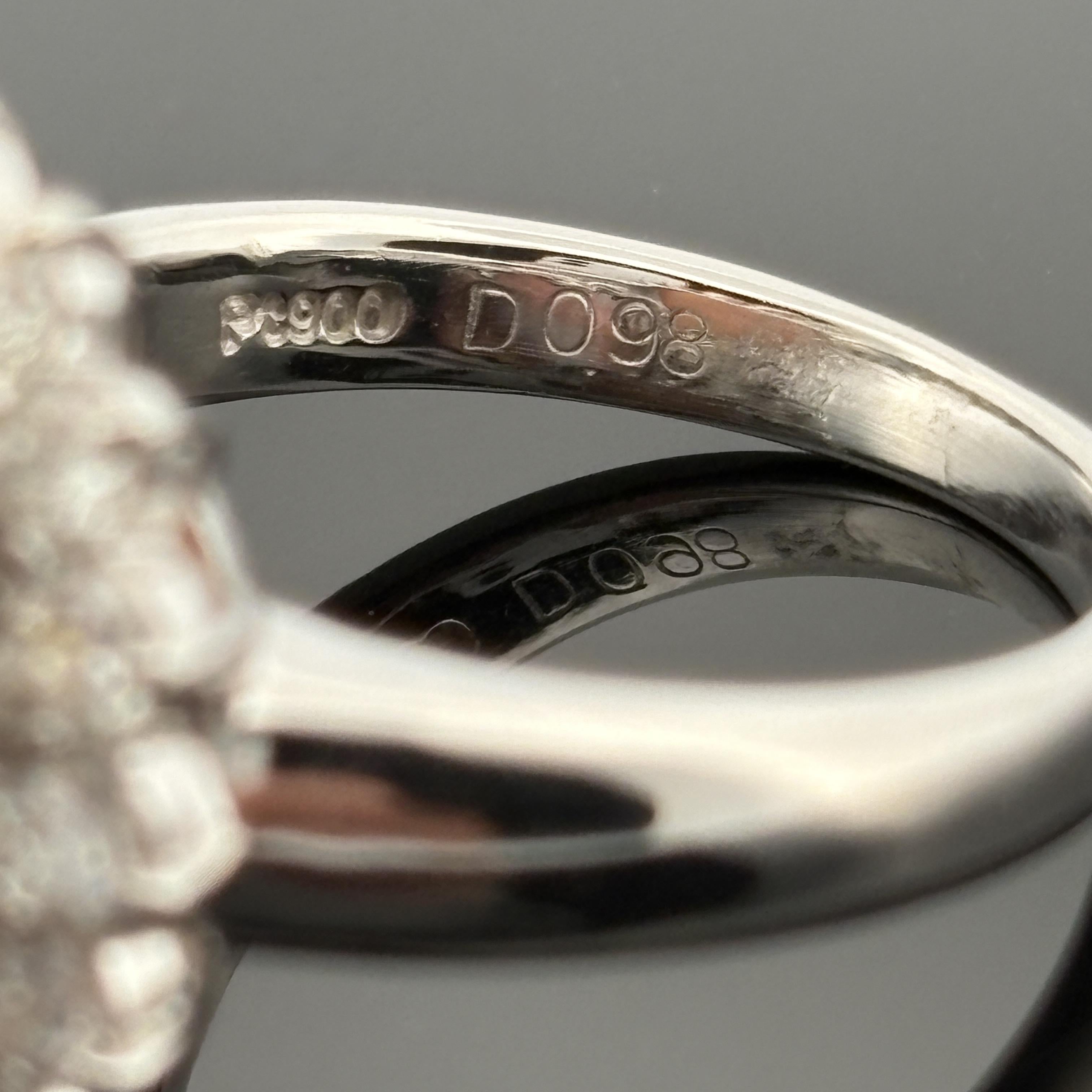 Bague en platine avec corail et diamant en halo en vente 3