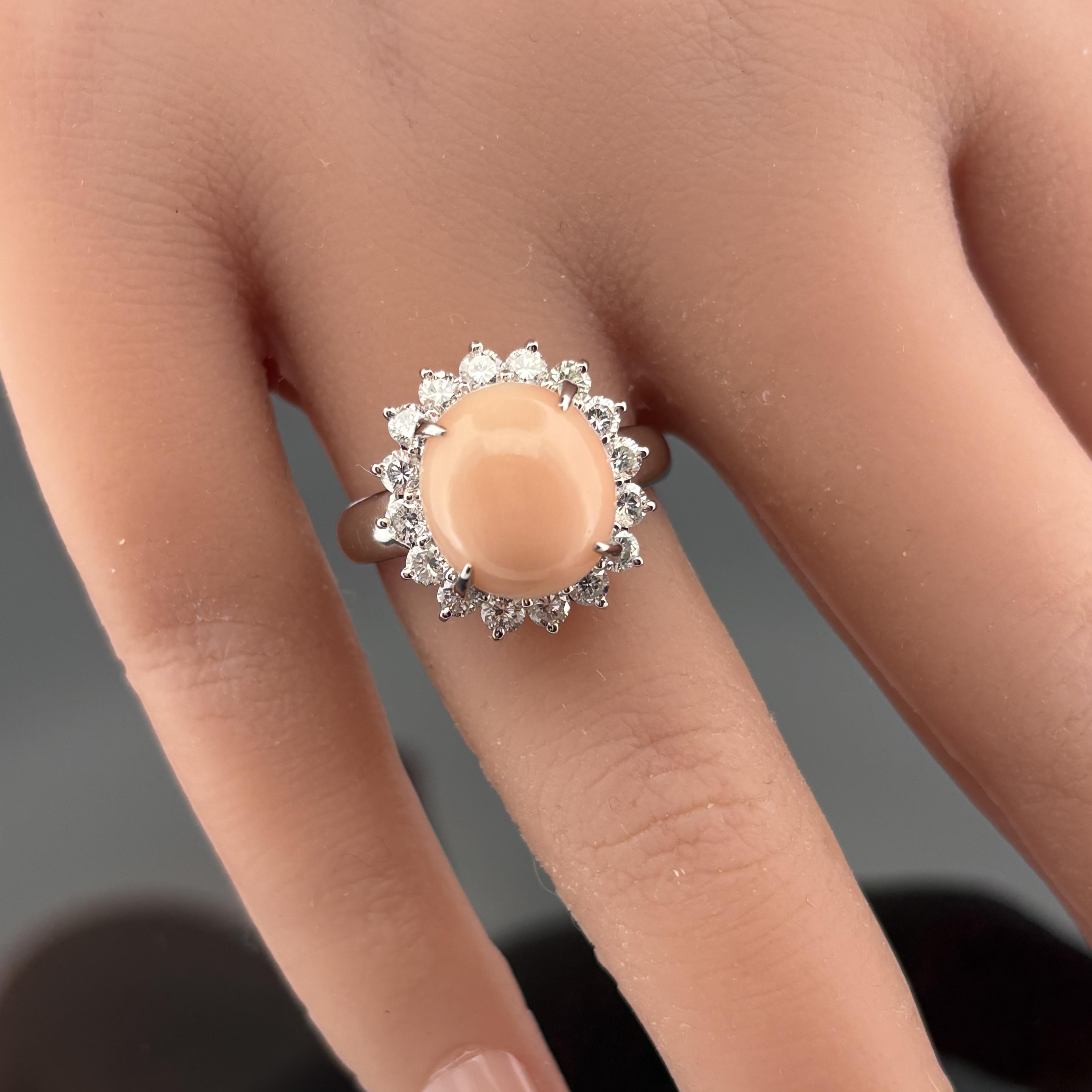 Bague en platine avec corail et diamant en halo en vente 4