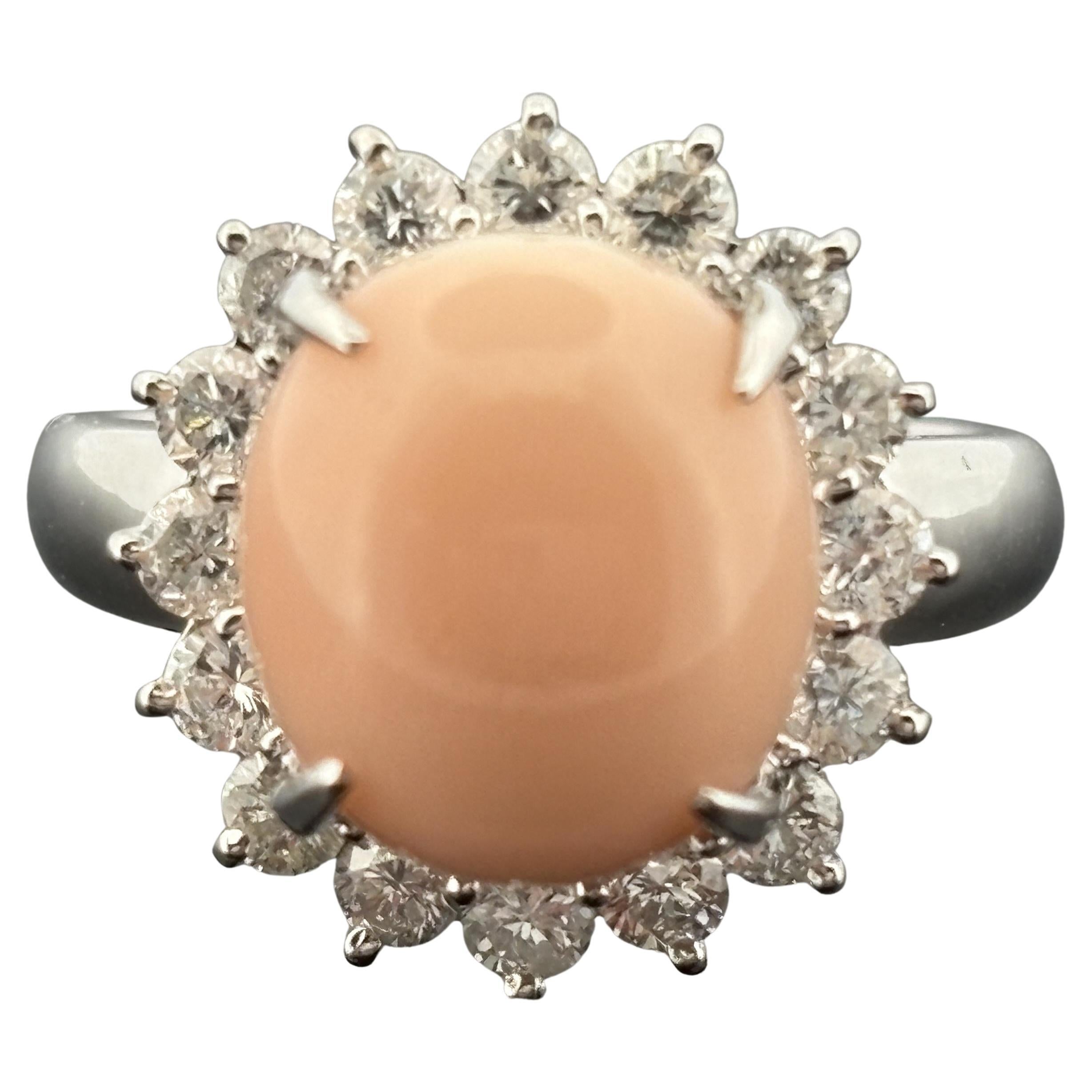 Bague en platine avec corail et diamant en halo