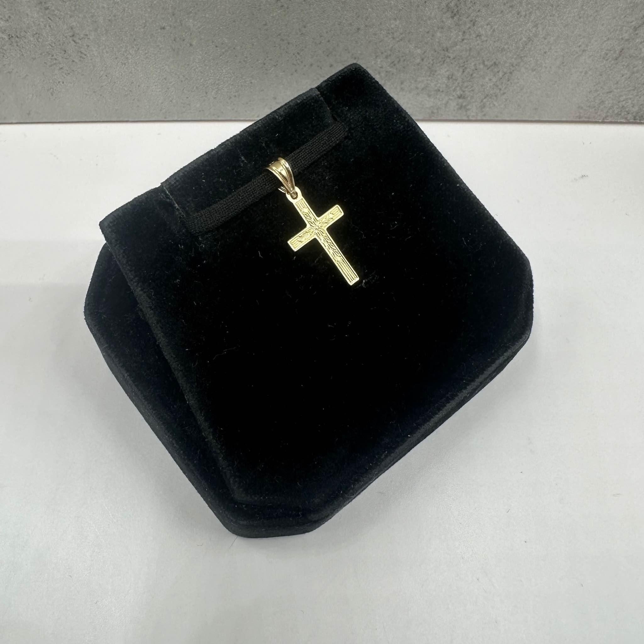 Dieser elegante Estate Cross-Anhänger aus 14-karätigem Gelbgold ist ein zeitloses Schmuckstück, das jeder Sammlung eine sinnvolle Note verleiht. Mit einem Gewicht von nur 0,5 Gramm ist es leicht und bequem für den täglichen Gebrauch. Der Bügel ist