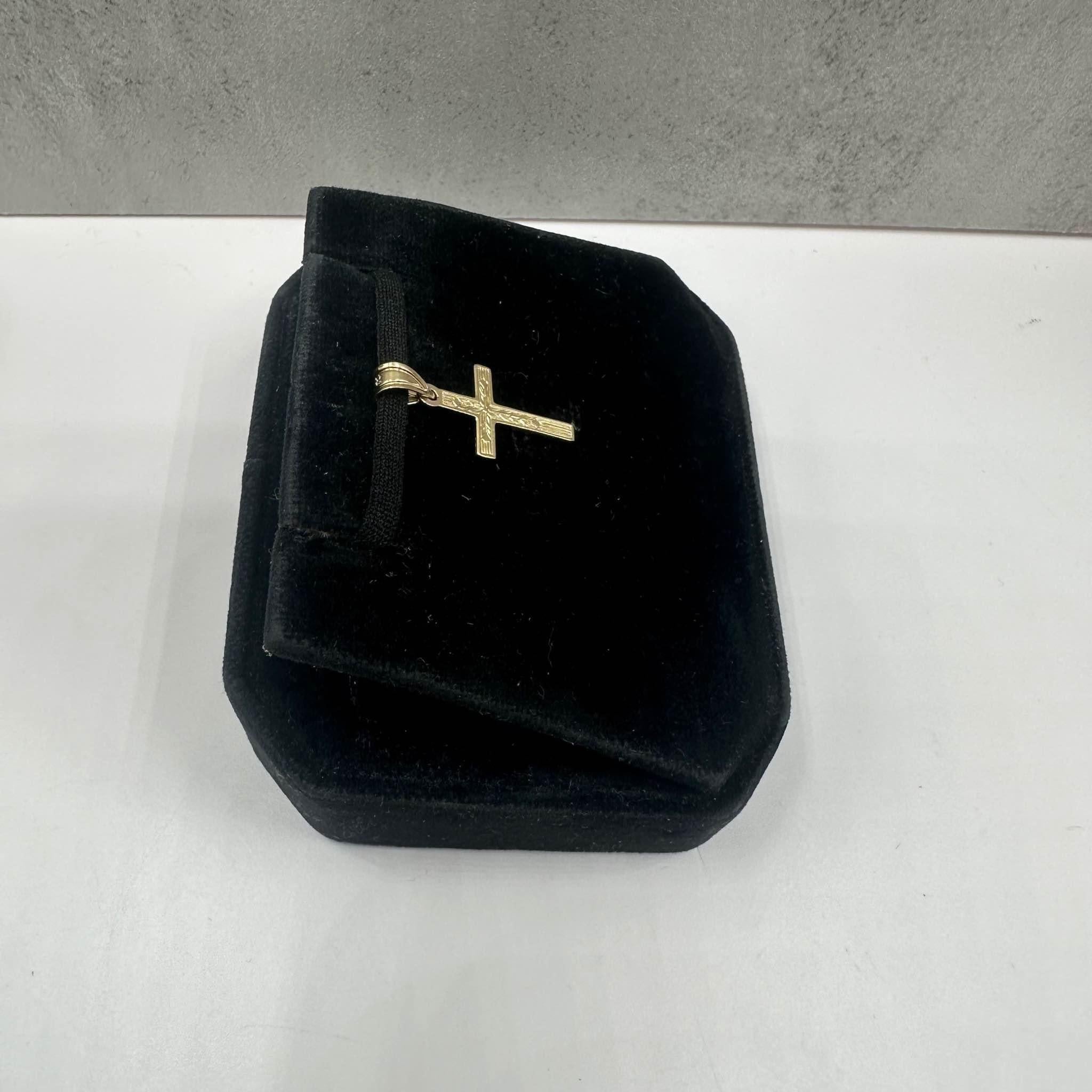 Nachlass-Kreuz-Anhänger aus 14kt Gelbgold - 0,5g, passt kleine Kette im Zustand „Hervorragend“ in West Hempstead, NY