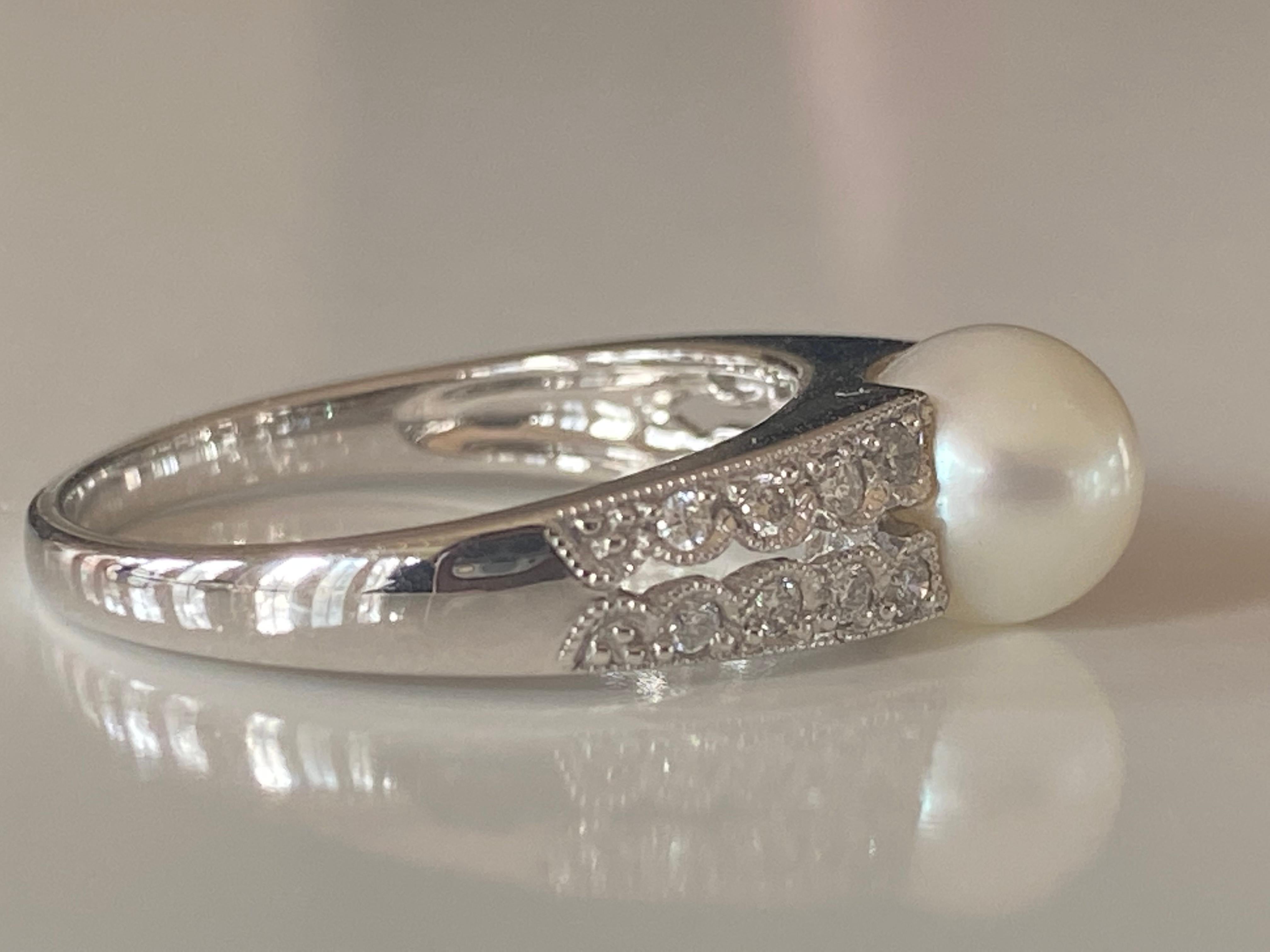 Contemporary Estate Cultured White Pearl and Diamond Ring For Sale