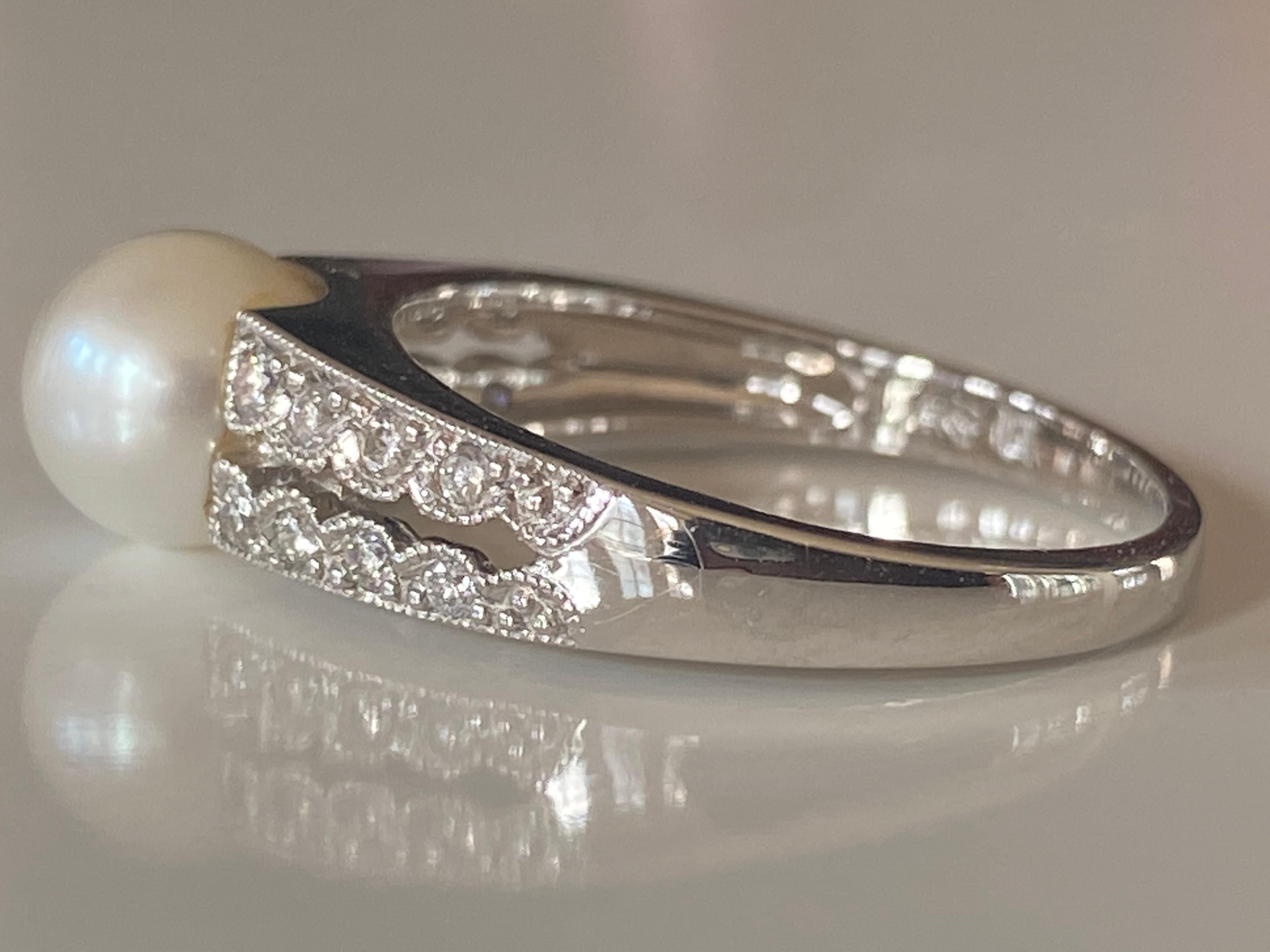 Taglio rotondo Anello con perle bianche coltivate e diamanti in vendita