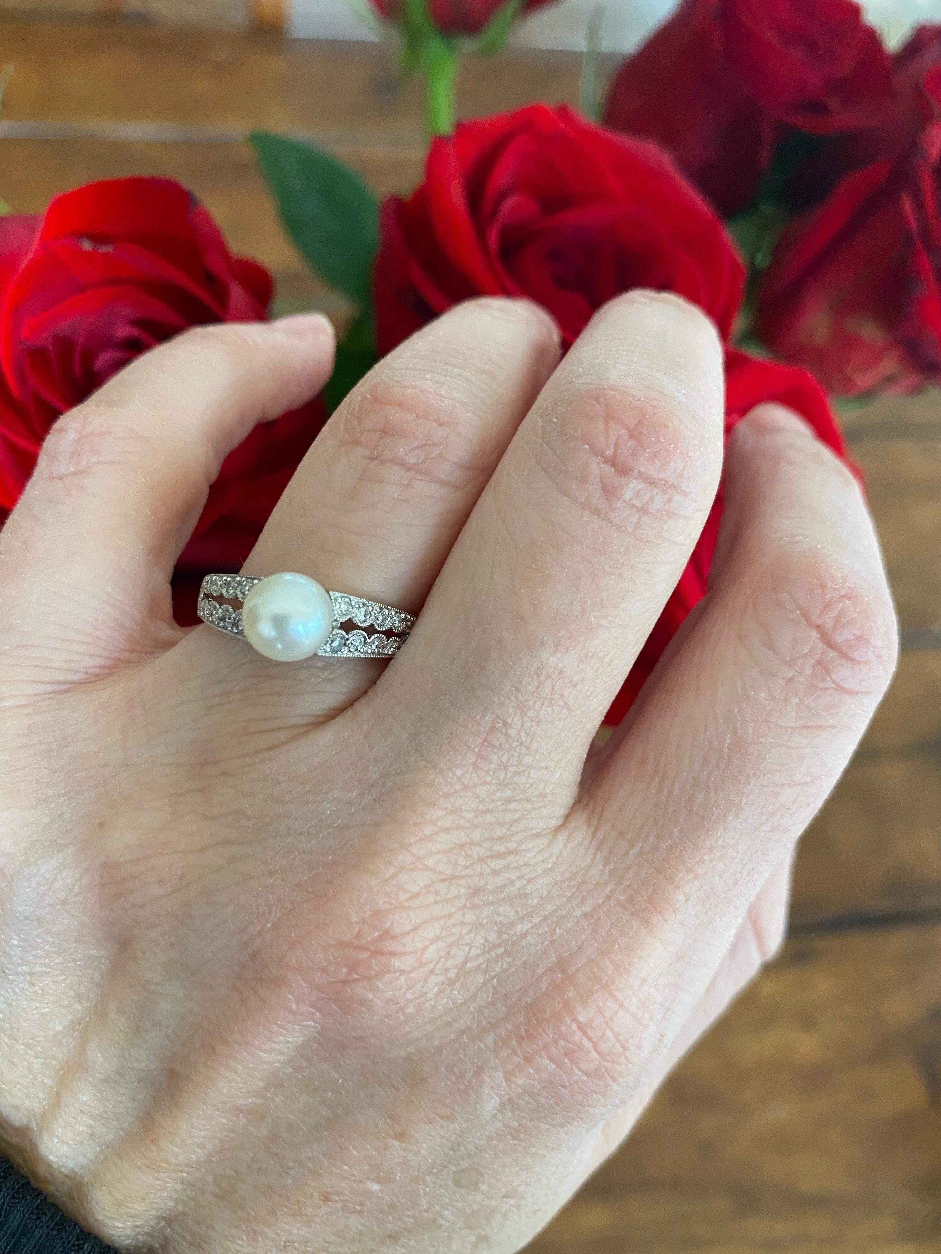 Estate Cultured White Pearl and Diamond Ring In Good Condition For Sale In Denver, CO