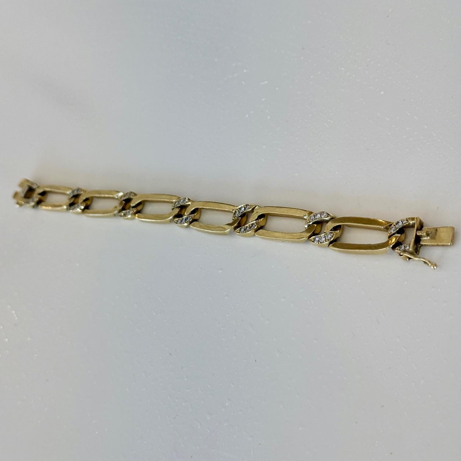 Bracelet très cool et sophistiqué en or jaune 18k avec diamants. Cette pièce est un MUST pour votre collection ! Portez-le seul ou avec d'autres pour pimenter votre pile.
Très Chic.... Regardez comment je l'empile sur les photos ! 