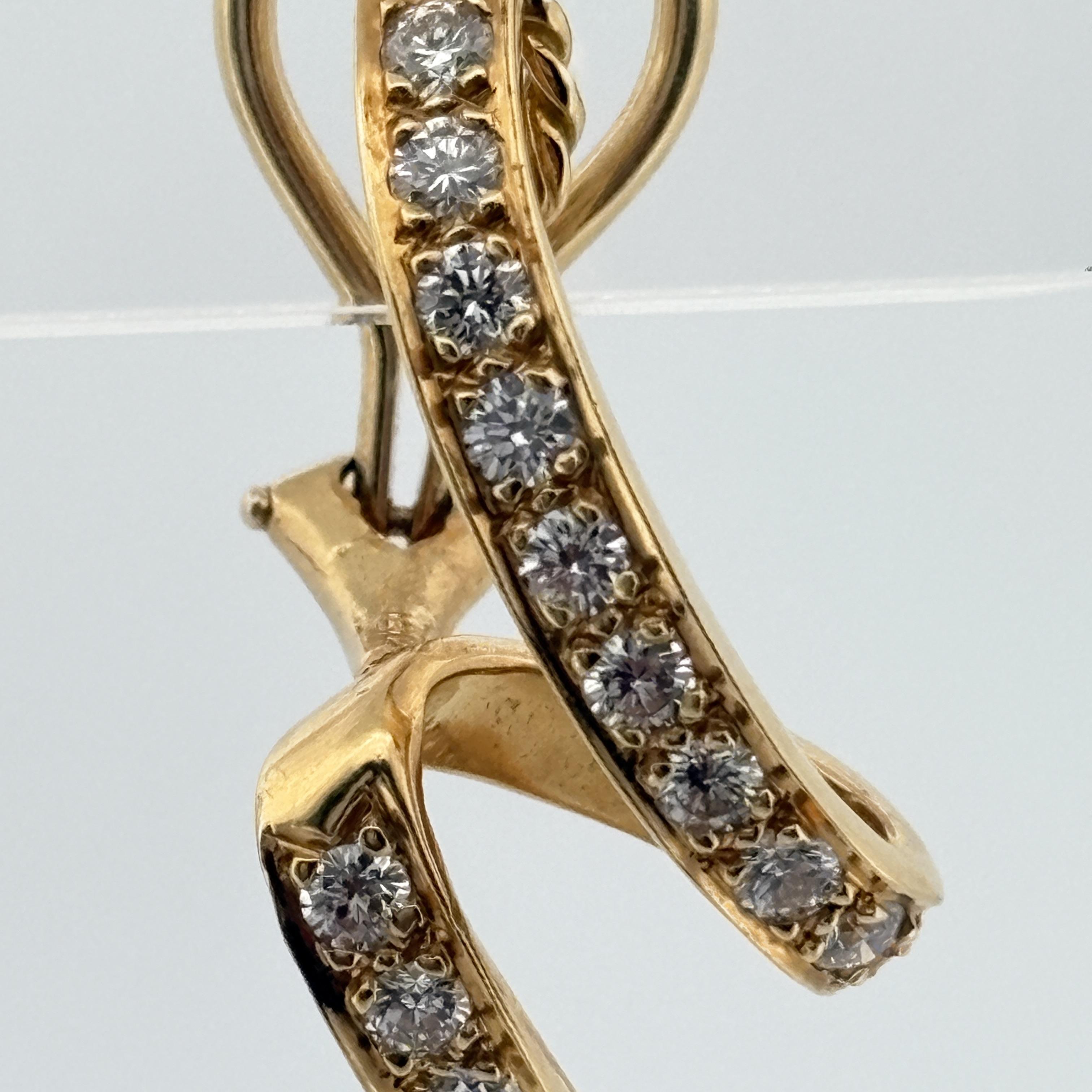 Orecchini a nastro con diamanti in oro giallo 18 carati Dankner, anni '80-'90

Un sorprendente paio di orecchini vintage firmati che mostrano la sensibilità del design audace e scultoreo della fine del XX secolo.
Realizzato in oro giallo 18