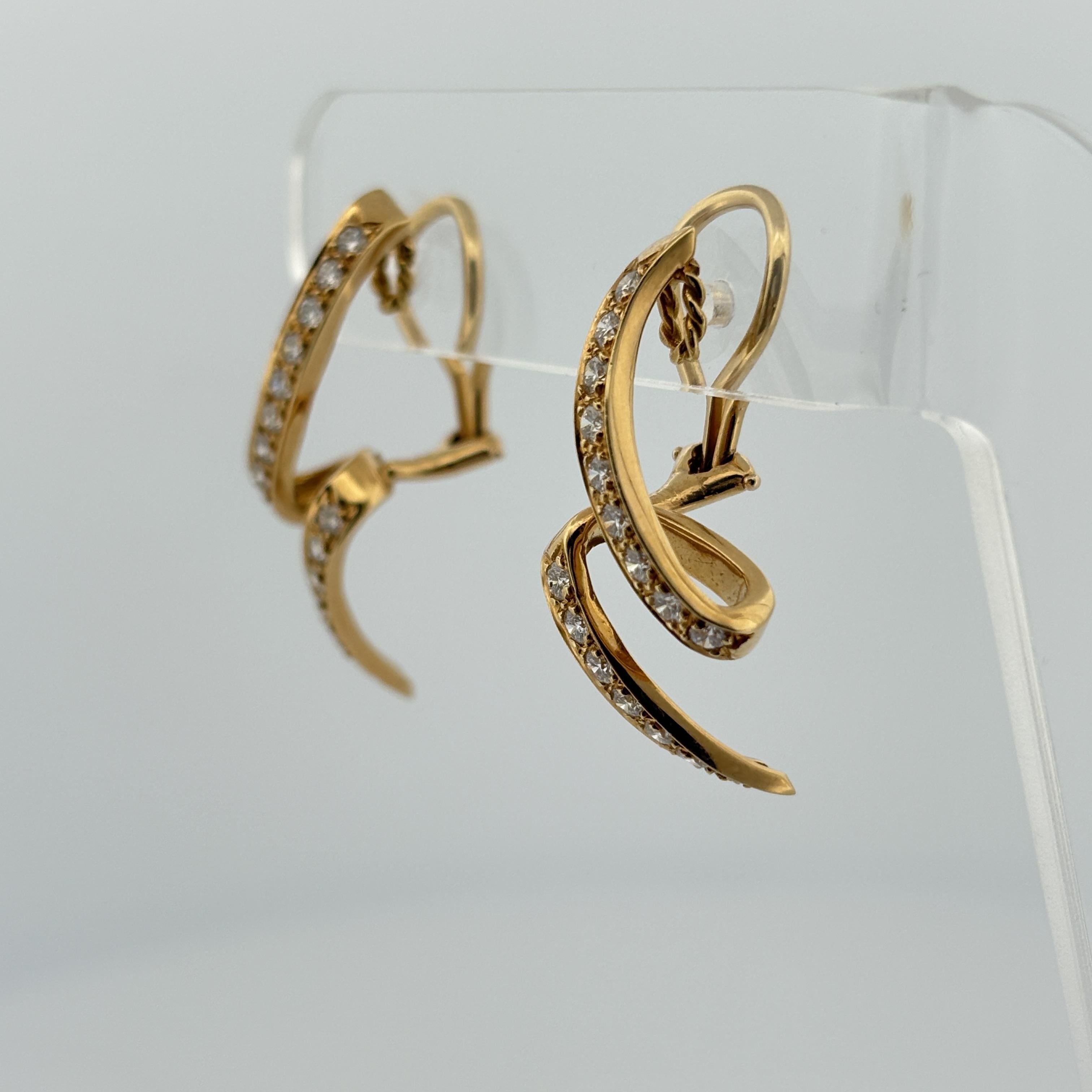 Taglio rotondo Orecchini con diamanti a spillo Estate Dankner Ribbon in oro giallo 18 carati in vendita