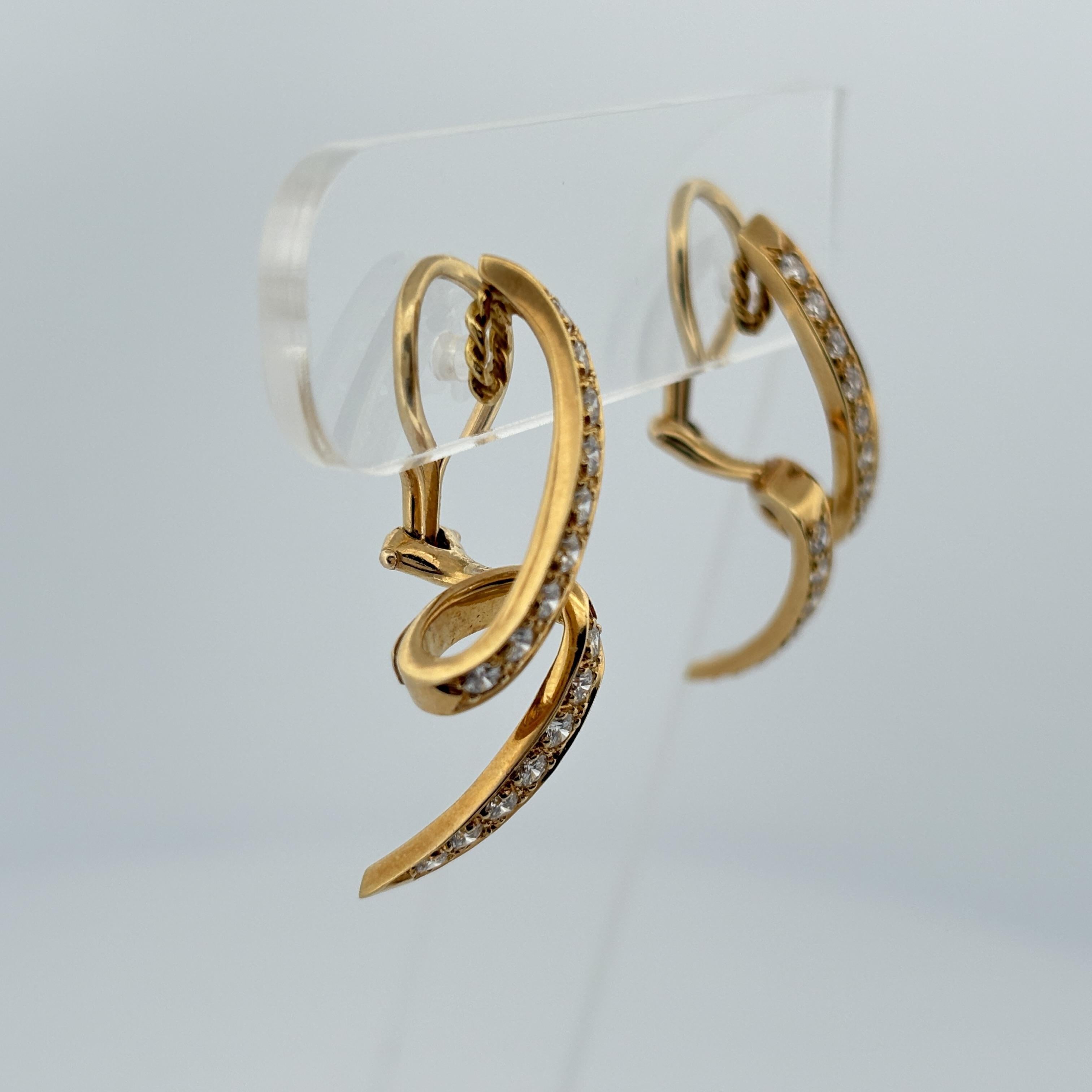 Orecchini con diamanti a spillo Estate Dankner Ribbon in oro giallo 18 carati In condizioni buone in vendita a Orlando, FL