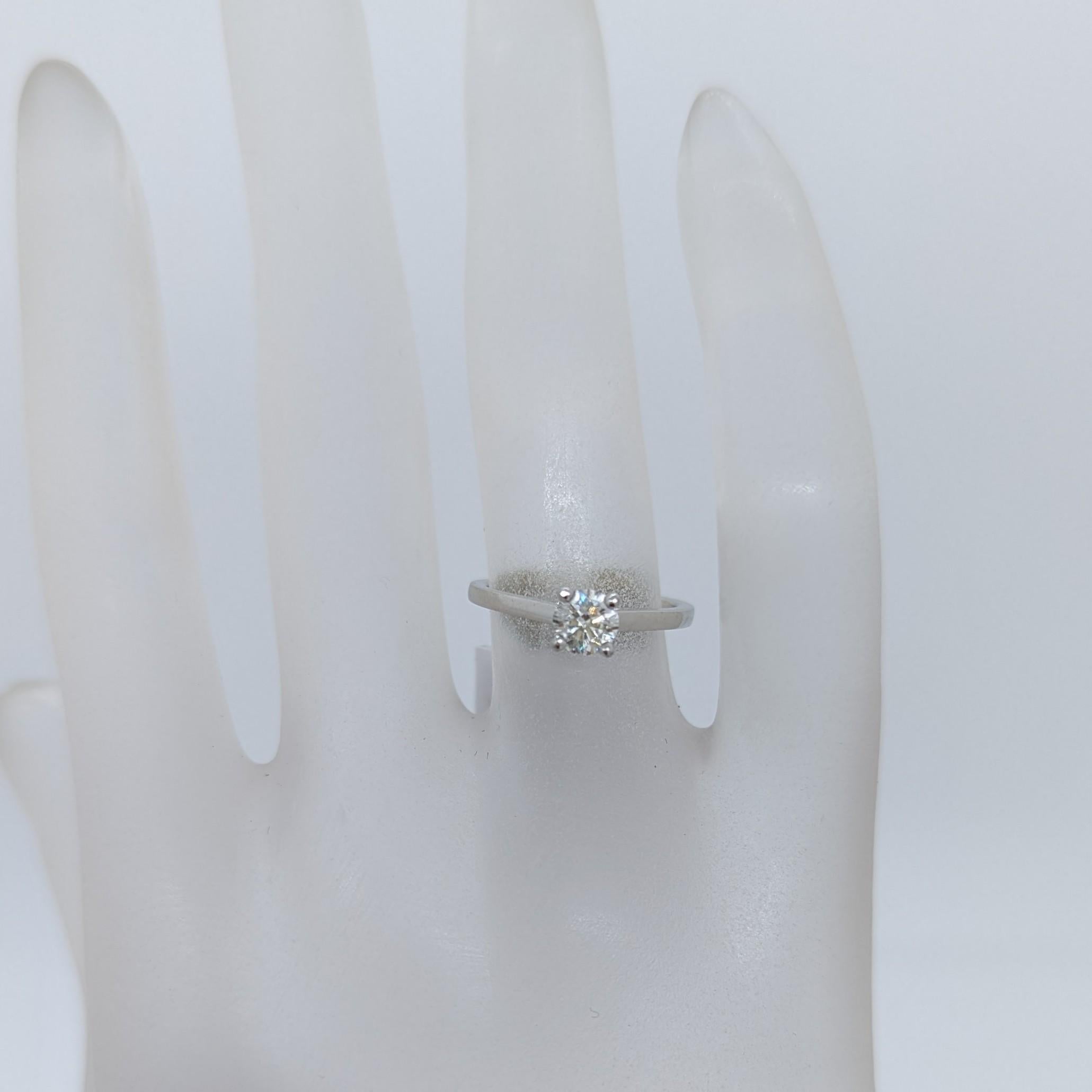 Round Cut Estate De Beers White Diamond Round Solitaire Ring in Platinum