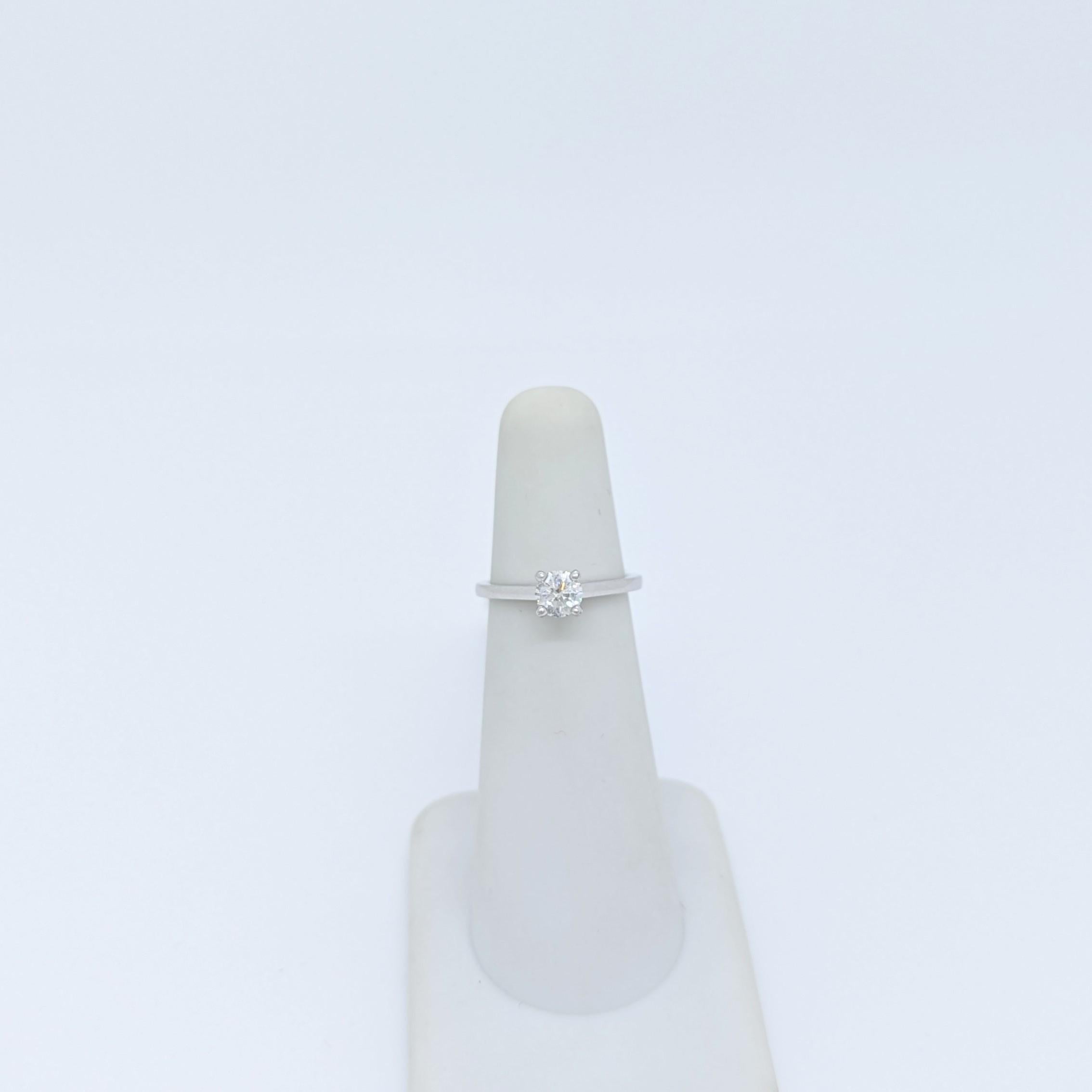 Estate De Beers White Diamond Round Solitaire Ring in Platinum In New Condition For Sale In Los Angeles, CA