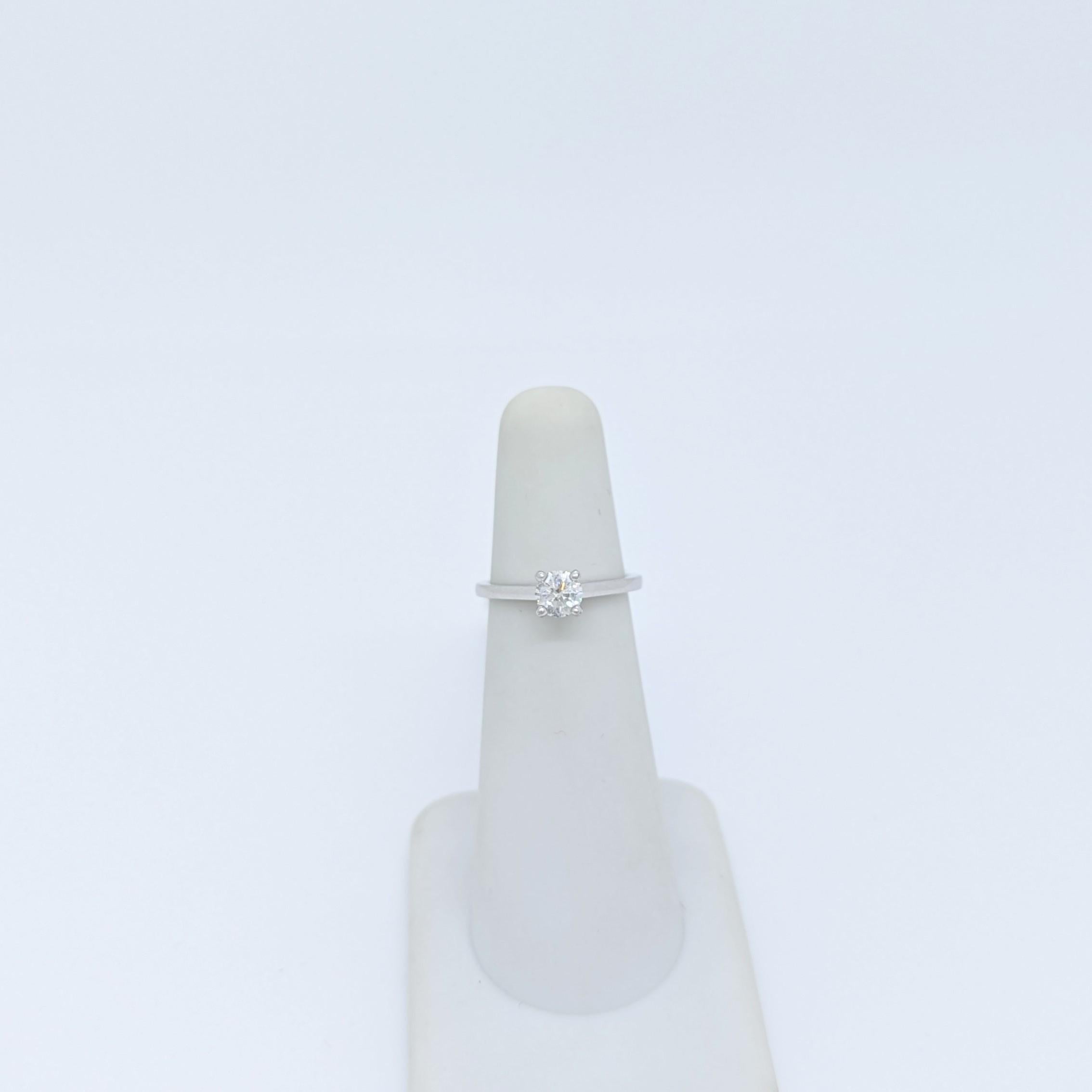 Estate De Beers White Diamond Round Solitaire Ring in Platinum In New Condition In Los Angeles, CA