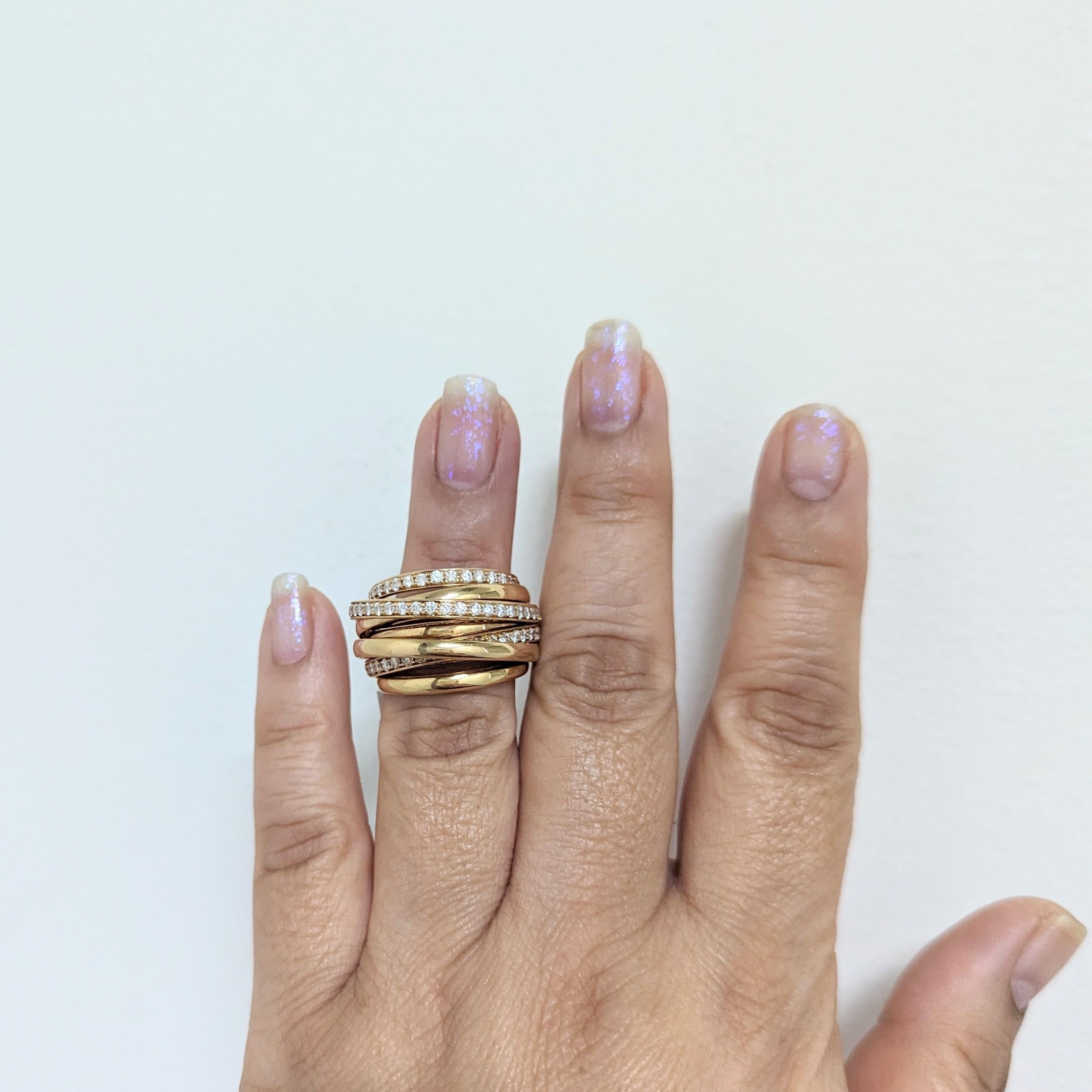 Schönes Anwesen De Grisogono Multi Band Ring mit guter Qualität weißen Diamanten Runden und handgefertigt in 18k Roségold.  Die Ringgröße ist 5,25.