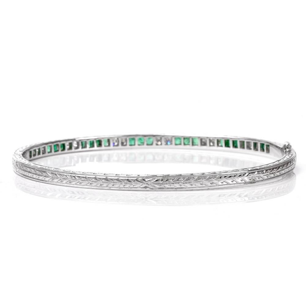 Estate Deco Emerald Diamond 18 Karat Gold Bangle Bracelet In Excellent Condition In Miami, FL