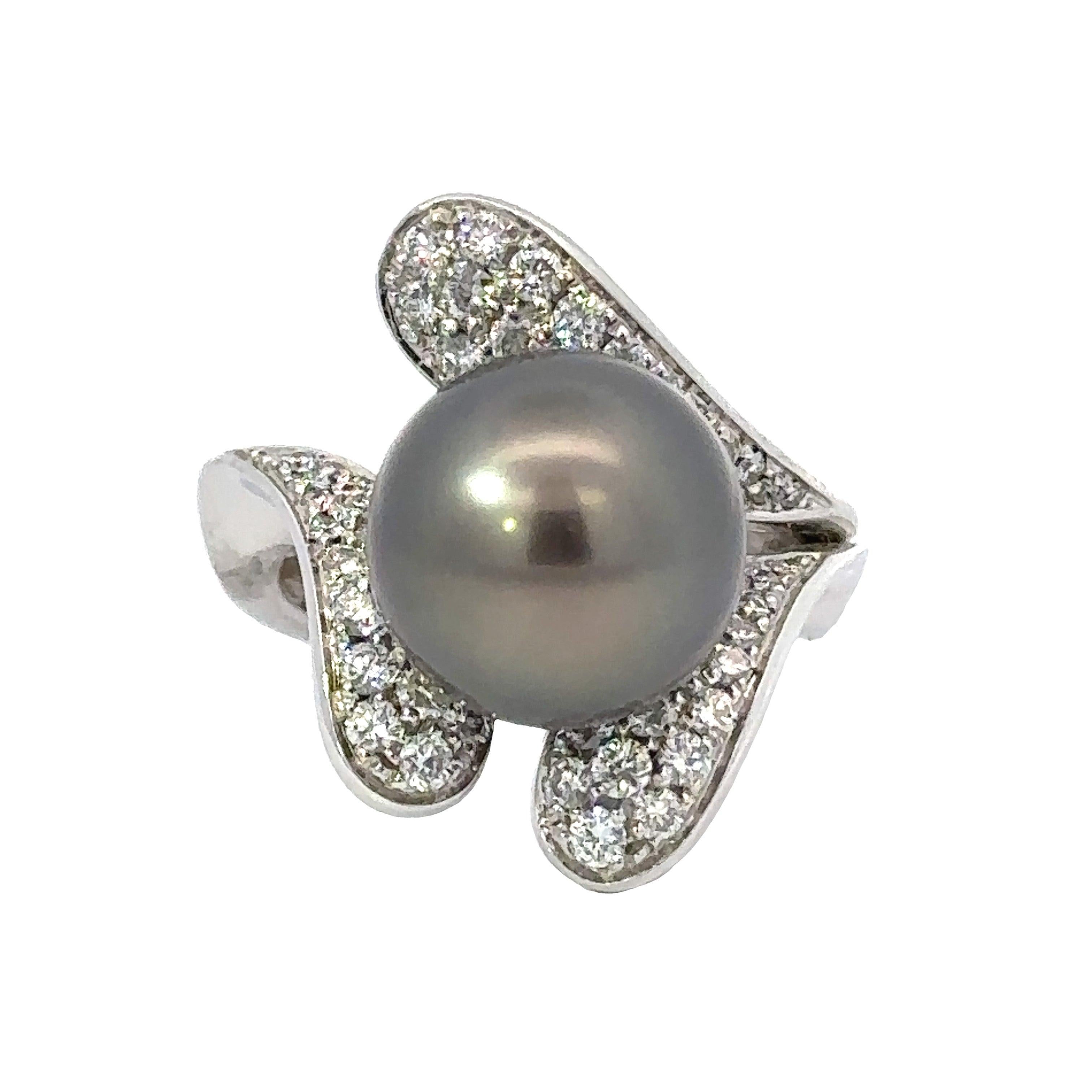 Anello firmato Schoeffel, diamante rotondo 1,20 cttw G-H VS2-SI1, 1 perla di Tahiti, oro bianco/giallo 18 carati 11,00g

Tipo di gioiello : Anello
Stile dei gioielli: Designer
Tipo di metallo: Oro bianco/giallo 18K
Peso del metallo: 11 grammi
Misura