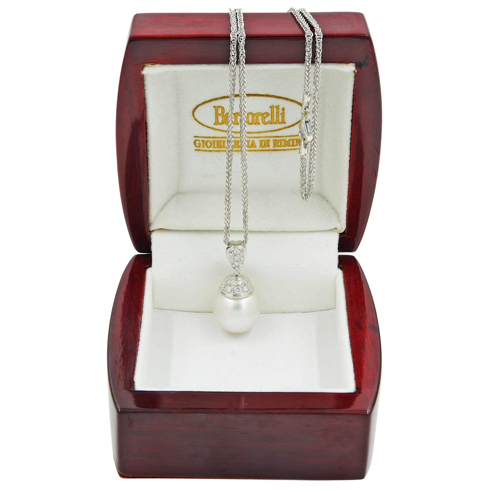 Dieses wunderschöne Perlen- und Diamantencollier ist aus 18 Karat Weißgold gefertigt und mit weißen Diamanten von 0,25 Karat besetzt. Kettenlänge: 16 Zoll. Länge des Anhängers: 16 mm. Gesamtgewicht: 9,8 Gramm. Punzierungen: 750. Dieser Anhänger ist