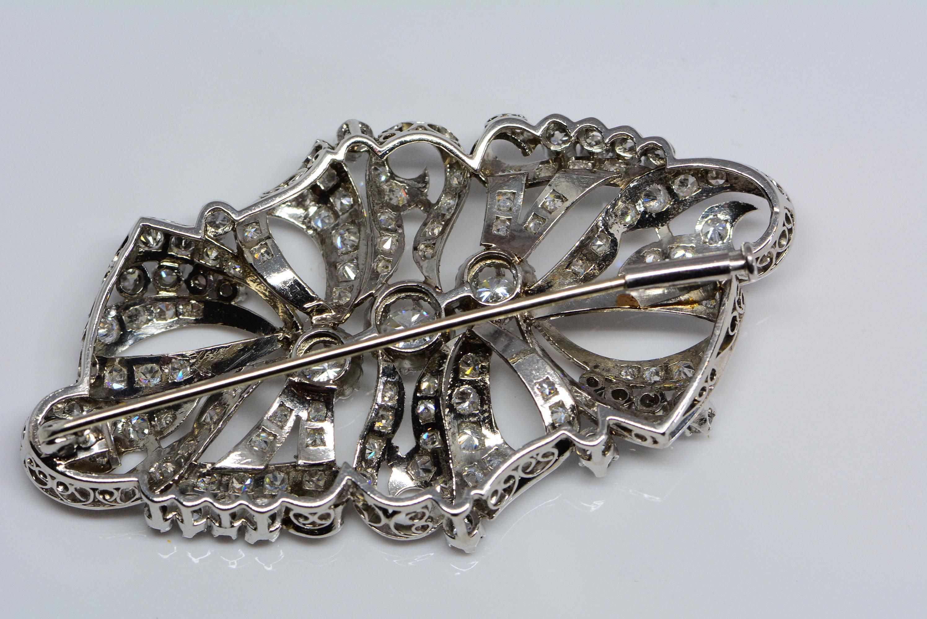 Estate Diamond and Platinum Brooch 2.98 Carats In Excellent Condition For Sale In Aurora, Ontario