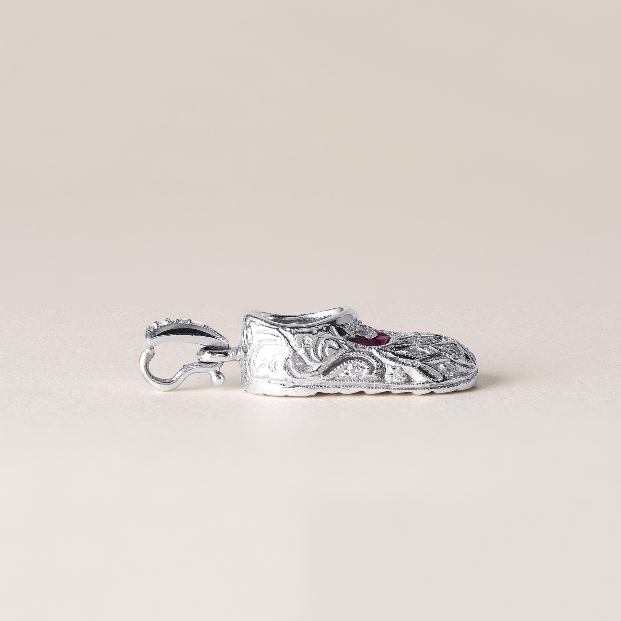 Vintage Charme-Anhänger
Diamanten im Pflasterschliff und Rubine im französischen Schliff
Gewicht des Diamanten 0,50 Karat
F-G VS
1 Zoll von der Oberseite des Ballens bis zur Spitze des Schuhs x 0,30 Zoll
Feine Rubine ~0,25 Karat
4,7 Gramm
gestempelt