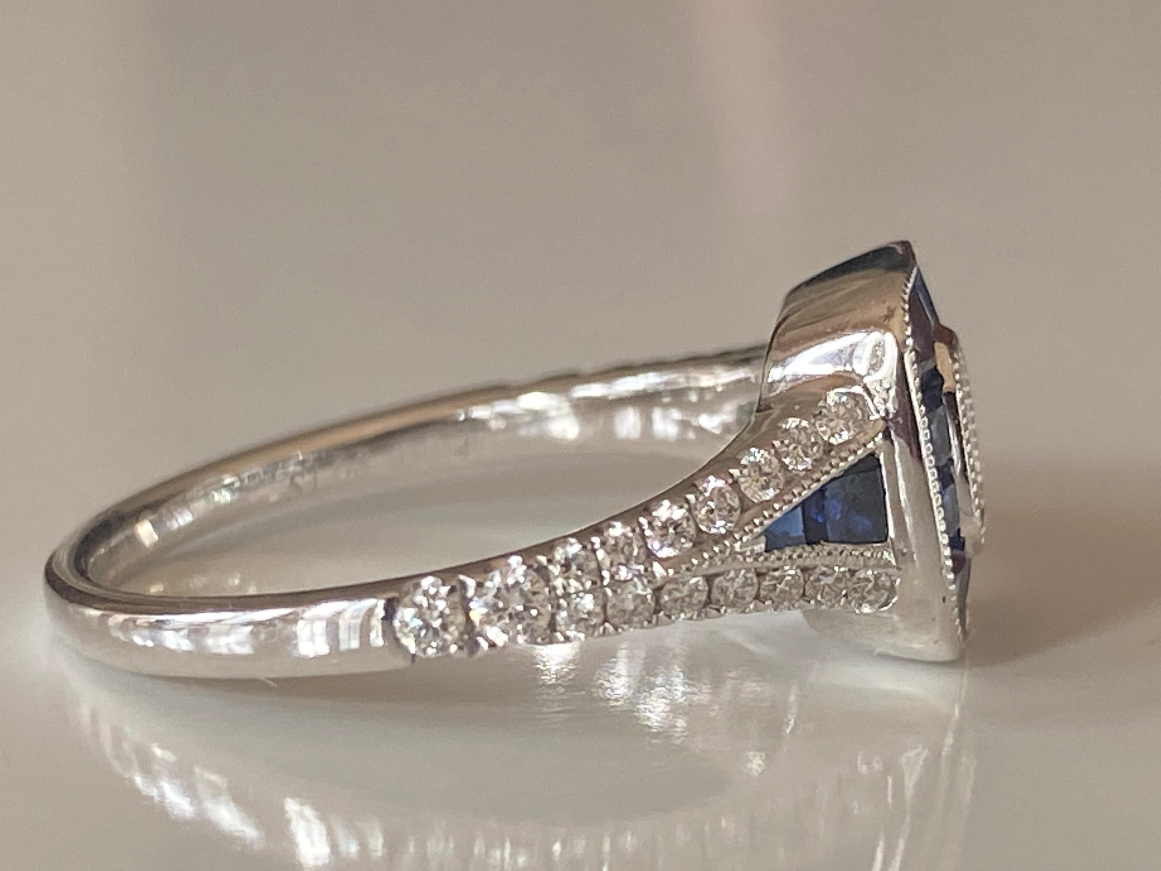 Nachlass-Cluster-Ring mit Diamant und Saphir im Zustand „Gut“ im Angebot in Denver, CO