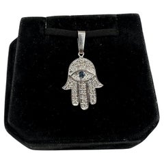 Colgante Estate Hamsa de diamantes y zafiros en oro blanco de 18 quilates