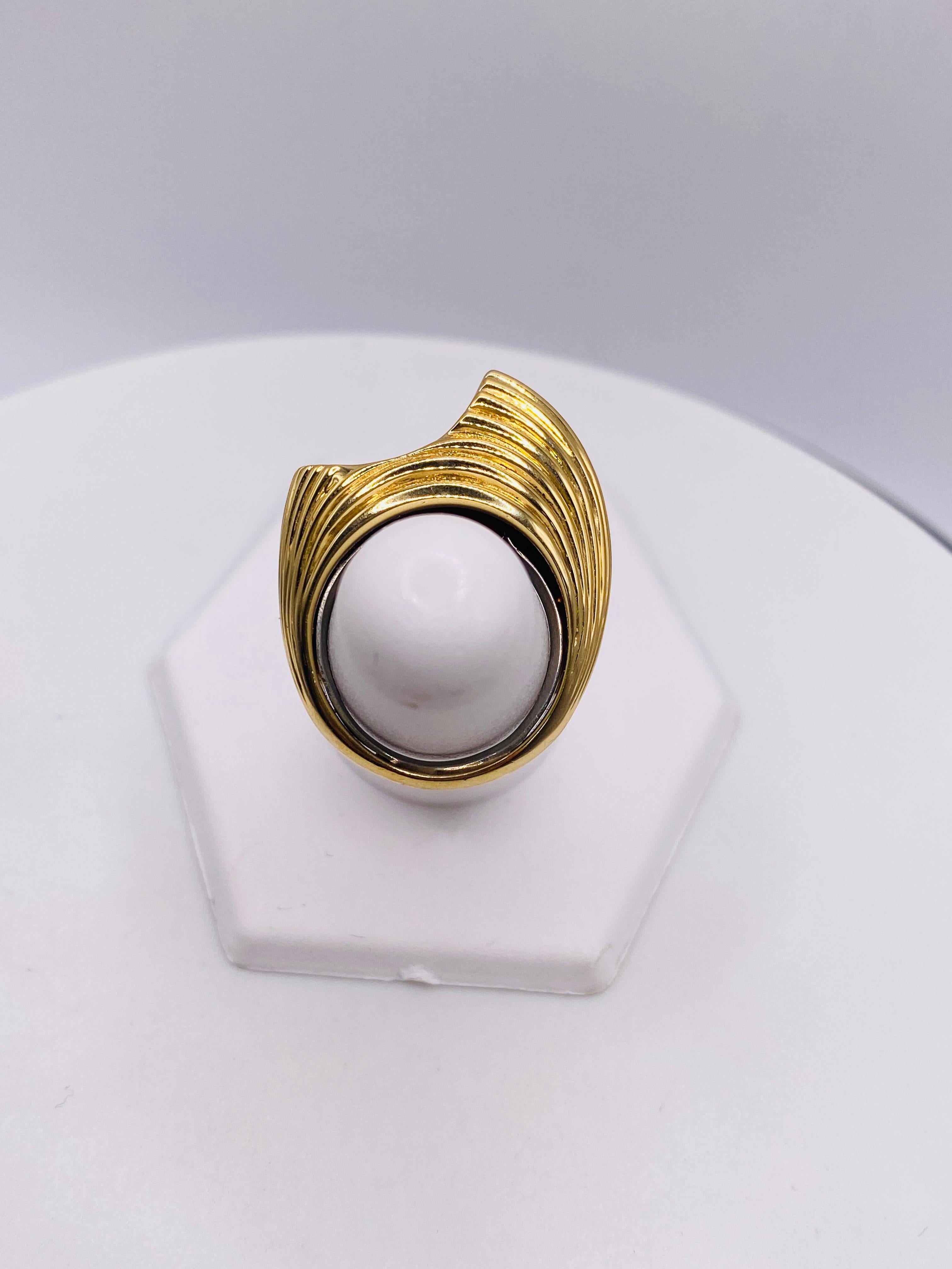 Estate Diamond and Yellow Gold Horseshoe Ring In Good Condition In DALLAS, TX