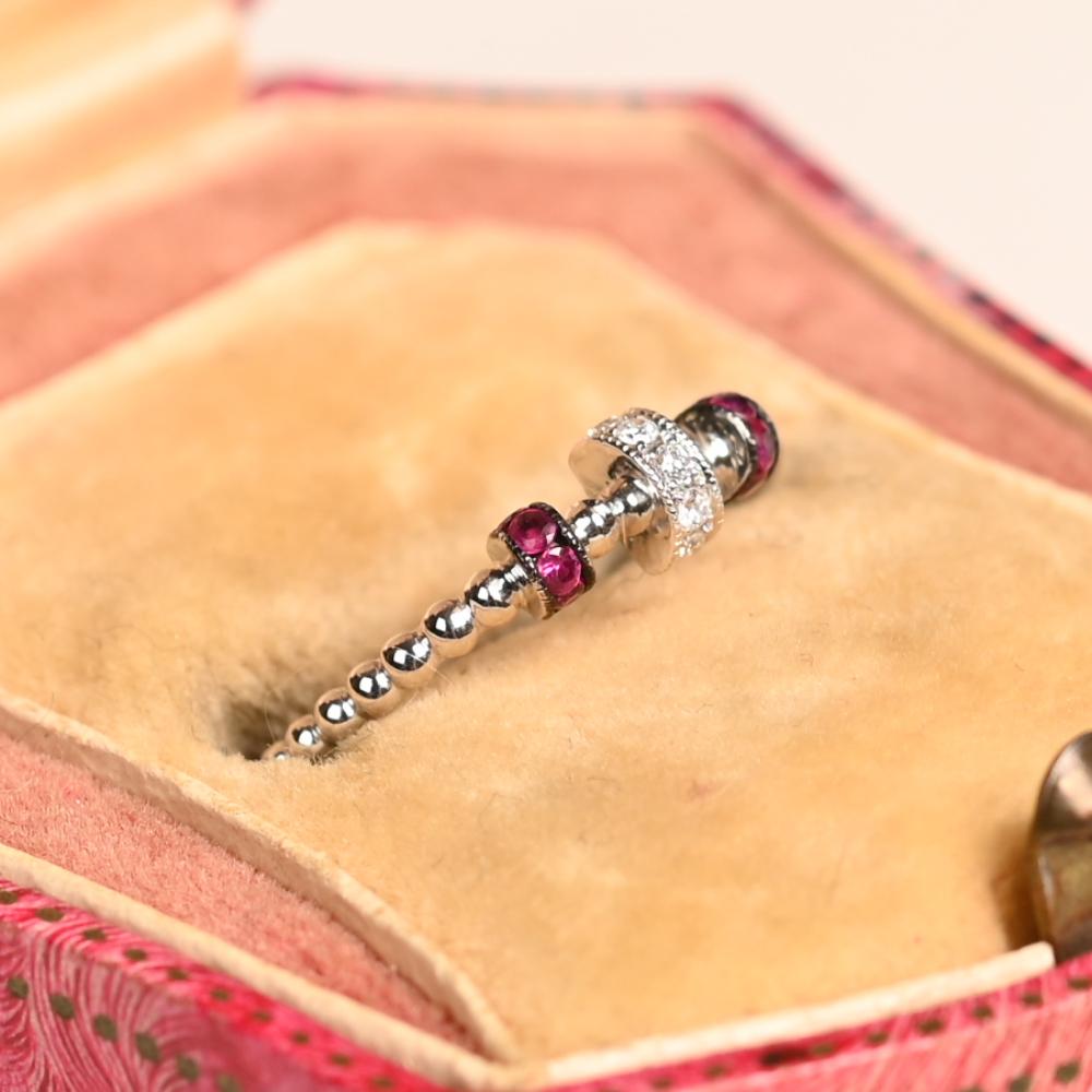 Ce bracelet exquis est méticuleusement fabriqué à la main en or blanc 18 carats et présente un design perlé intemporel qui ajoute de la texture et de l'élégance. Le bracelet présente un délicat arrangement de diamants ronds de taille brillante et de