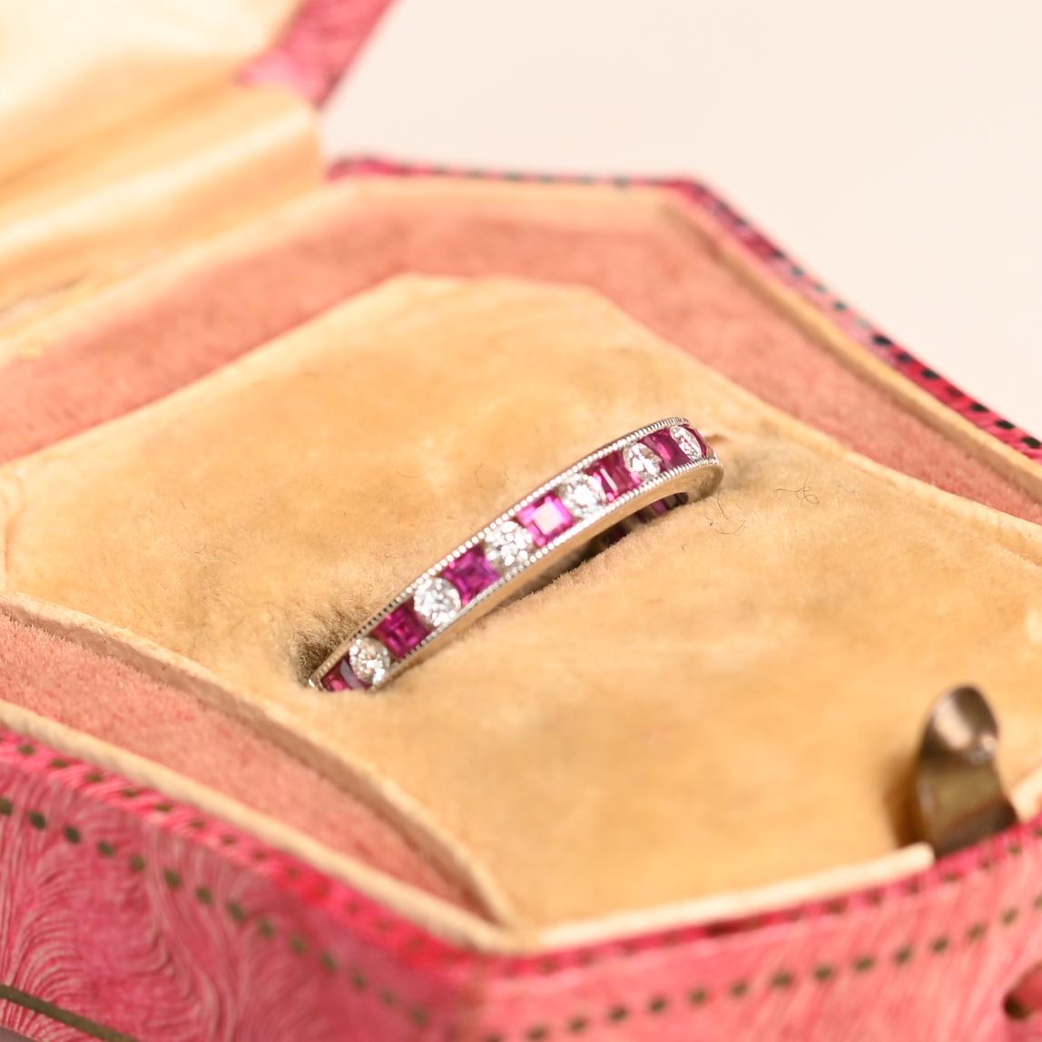 Dieses exquisite Band mit halber Ewigkeit ist ein Beweis für feine Handwerkskunst und zeitlose Eleganz. Das in sorgfältiger Handarbeit aus 14-karätigem Weißgold gefertigte Band besticht durch eine Kombination aus schillernden Diamanten und reichen,