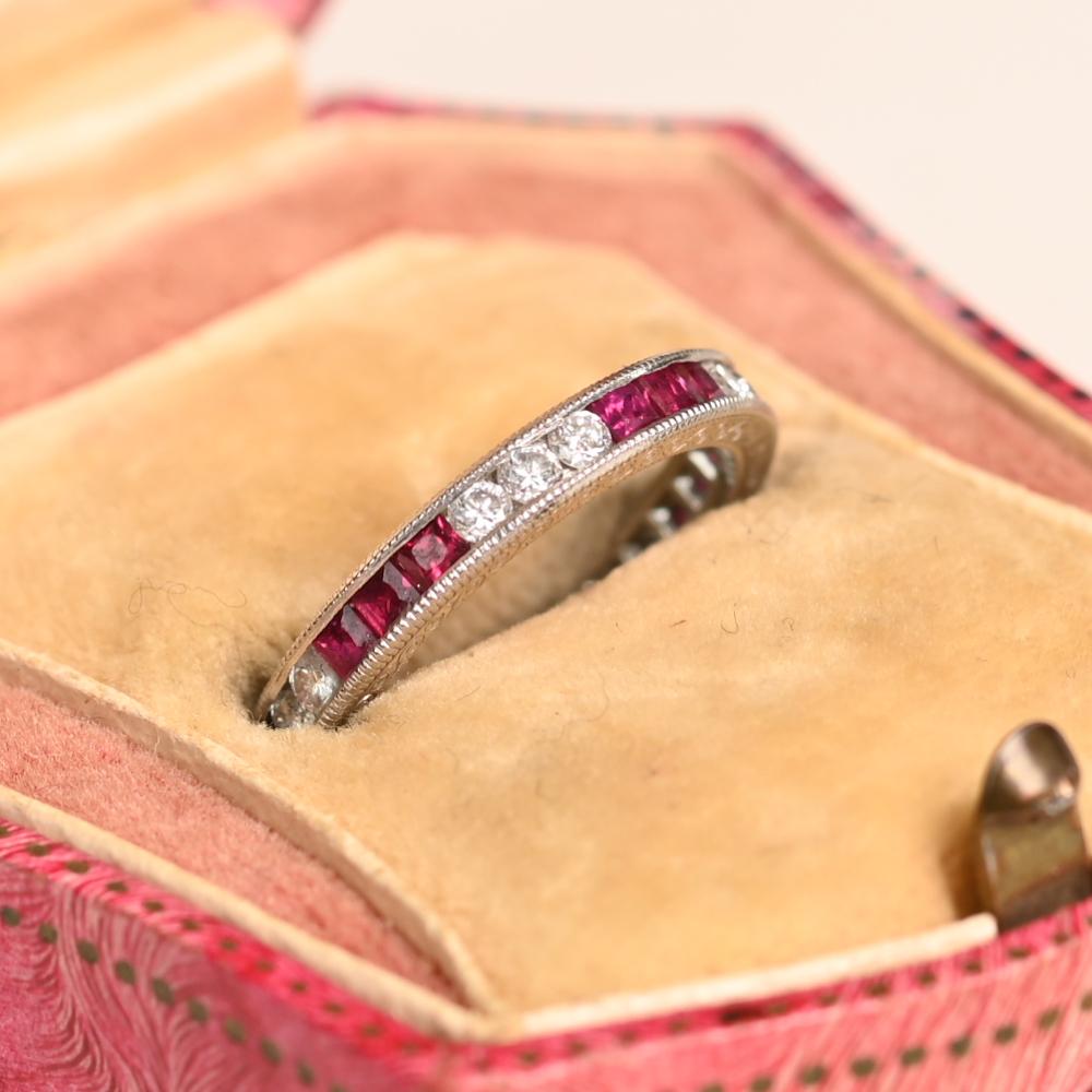 Cette exquise alliance de diamants et de rubis 