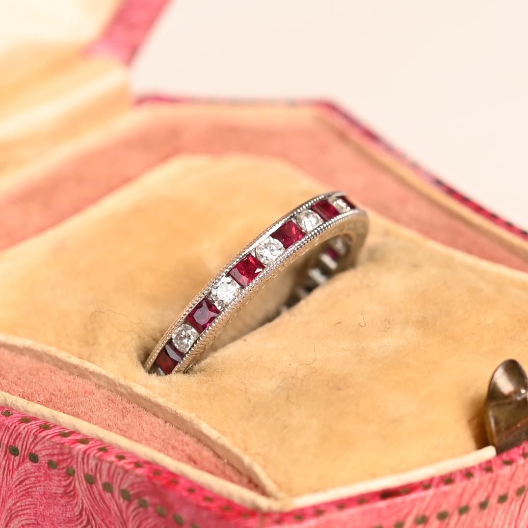 Dieses exquisite Band aus Diamanten und natürlichen Rubinen ist ein zeitloses Schmuckstück mit ca. 0,50 Karat Diamanten im Brillantschliff und 1,00 Karat sorgfältig angeordneten Rubinen im französischen Schliff. Die Diamanten sind von