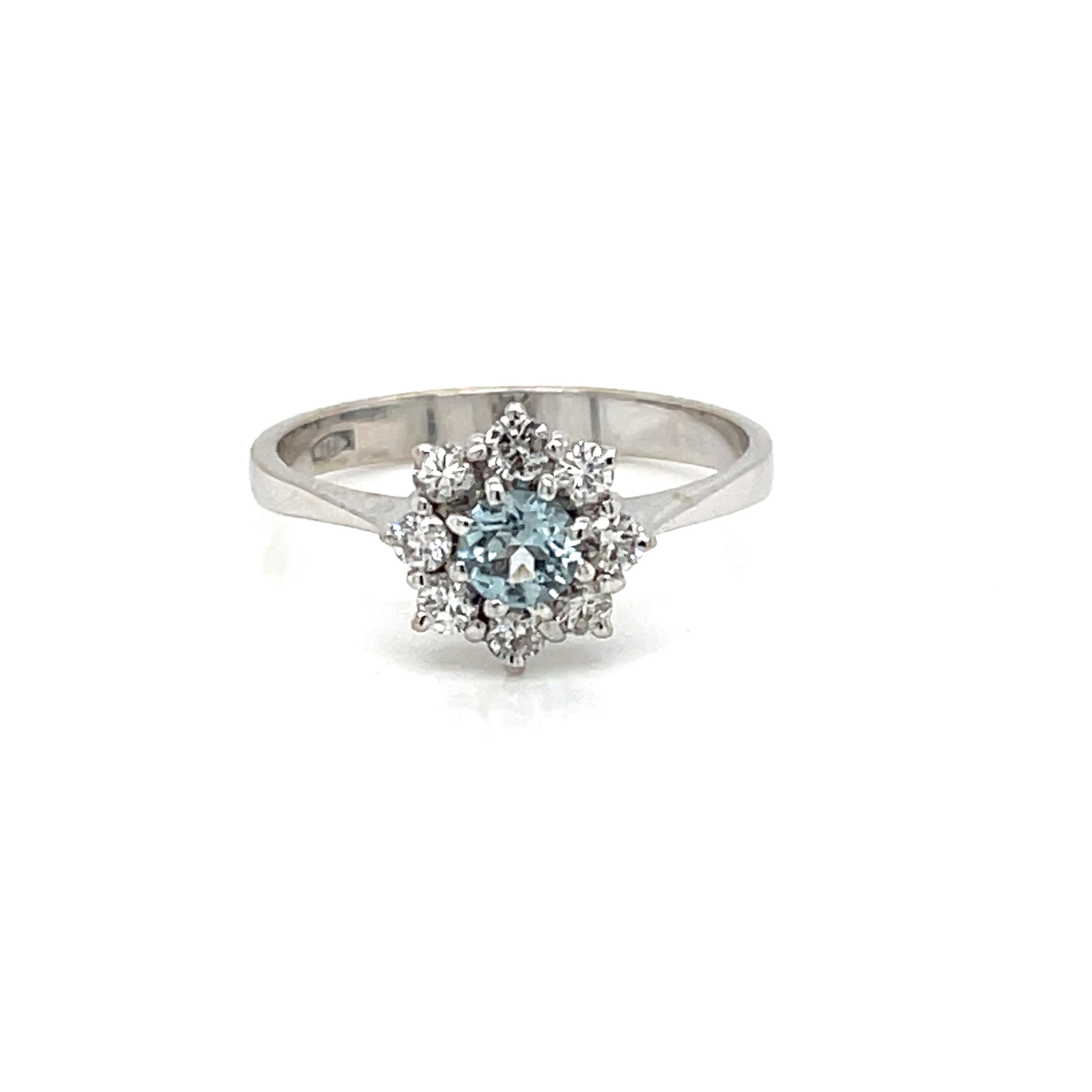 Delightful 18 kt gold ring with a vivid round aquamarine in the center of approximately 0.30 ct and a halo of excellent quality brilliant-cut diamonds - total weight approximately 0.32 ct

CONDITION: Pre-owned - Excellent
METAL: 18k Gold
GEMSTONE:
