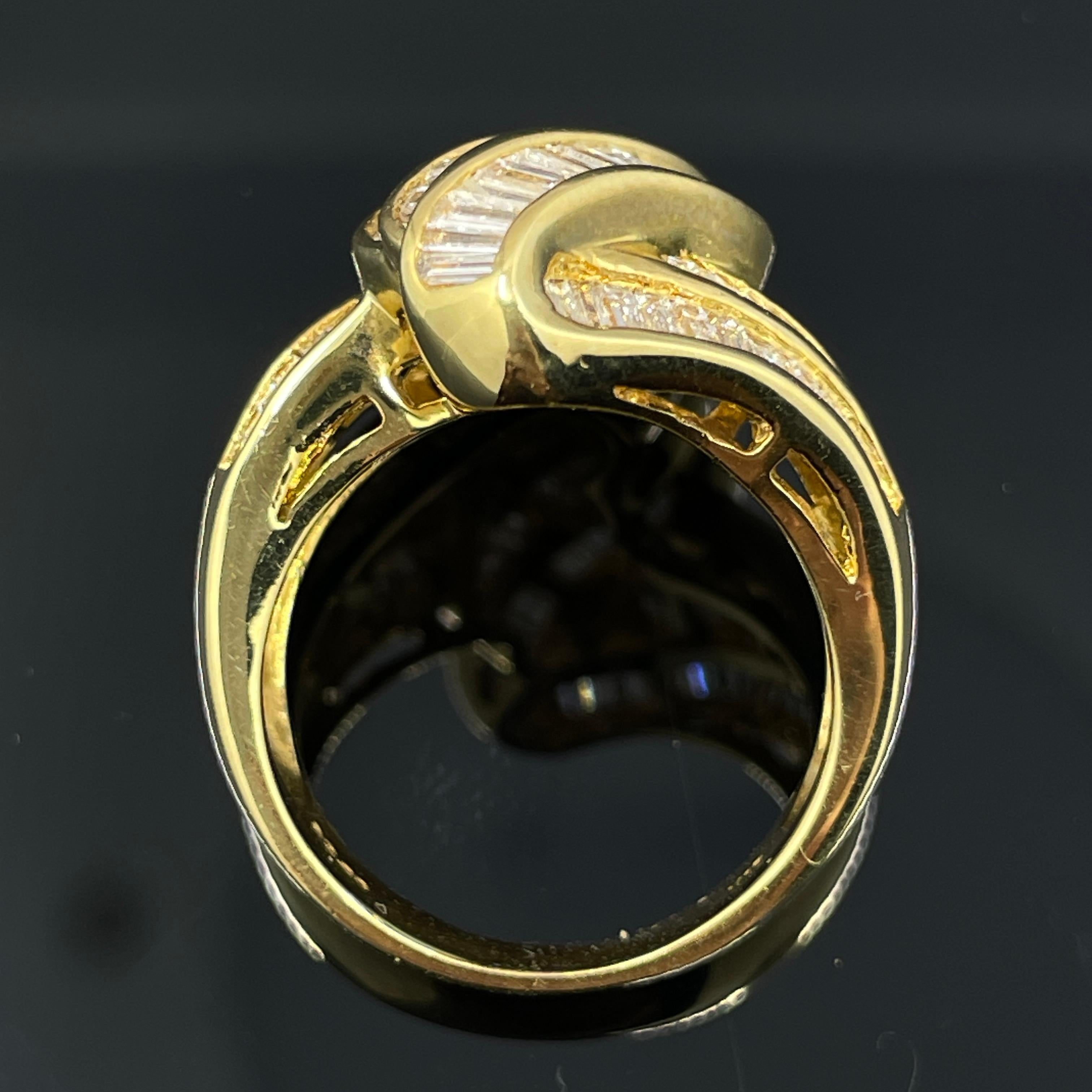 Bague cocktail en or jaune 18k avec diamant baguette Estate 2.60ctw Bon état - En vente à Orlando, FL