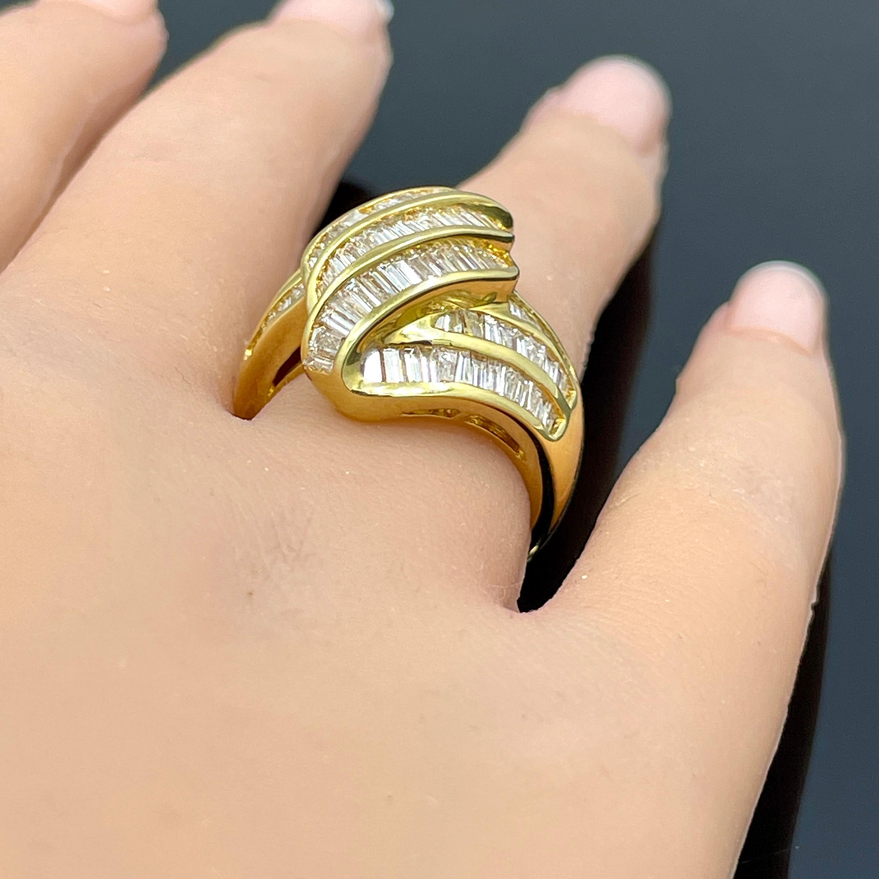 Bague cocktail en or jaune 18k avec diamant baguette Estate 2.60ctw en vente 1