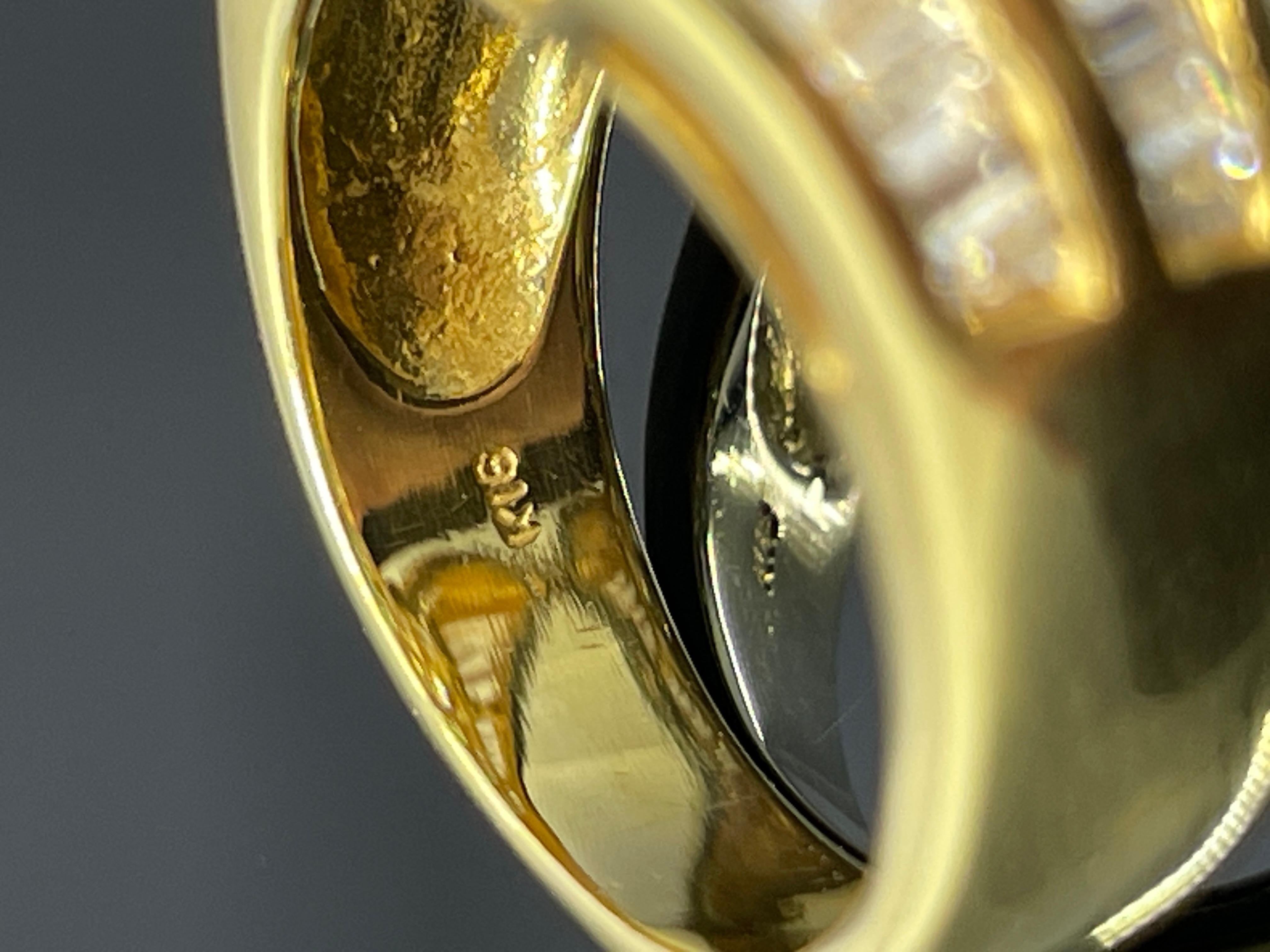 Bague cocktail en or jaune 18k avec diamant baguette Estate 2.60ctw en vente 3