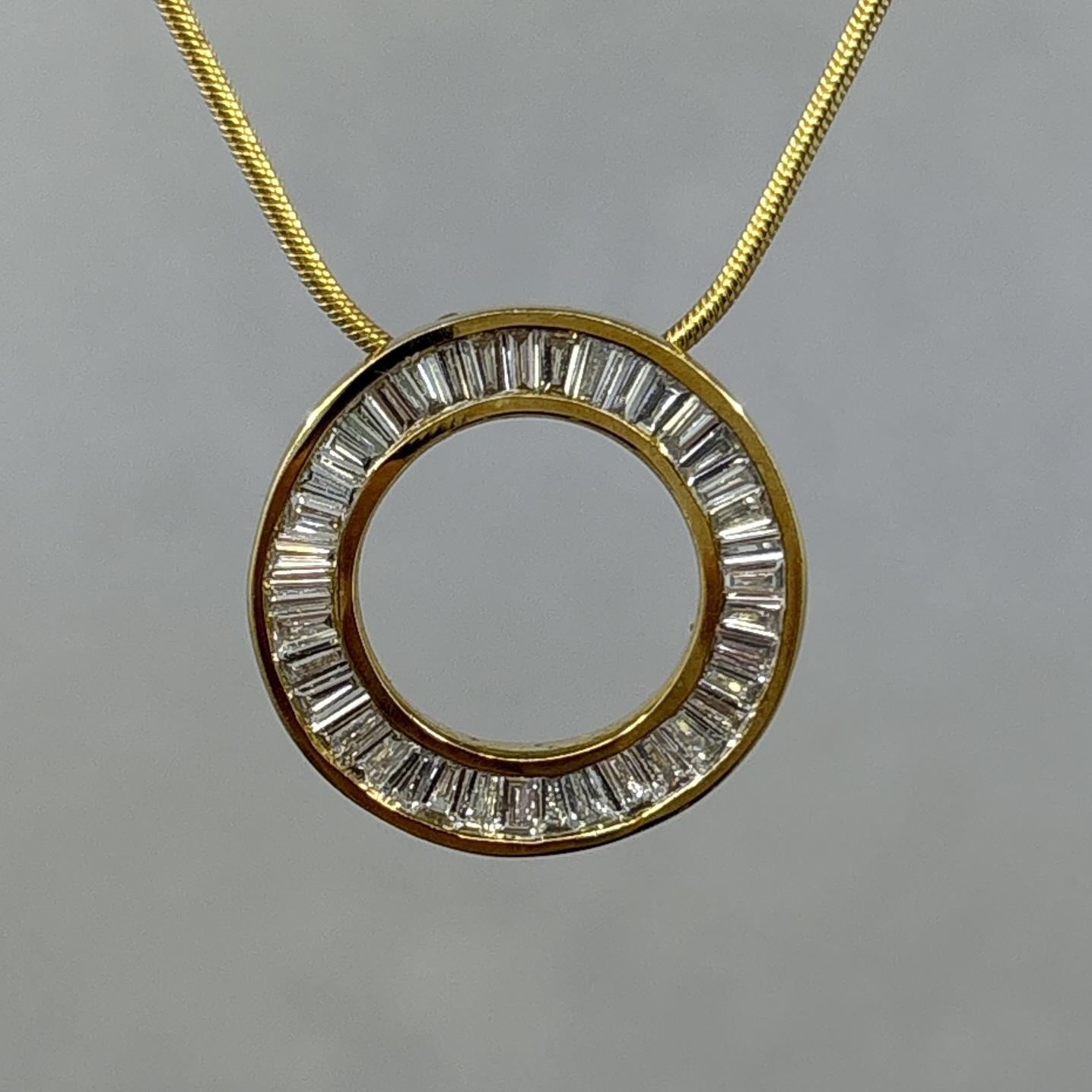 Pendentif circulaire en or 18K de la fin du 20e siècle avec diamants baguettes effilés de 1,50ctw

D'une superbe facture, ce pendentif présente un cercle continu de diamants baguettes fins et effilés, sertis avec précision sans interstices visibles