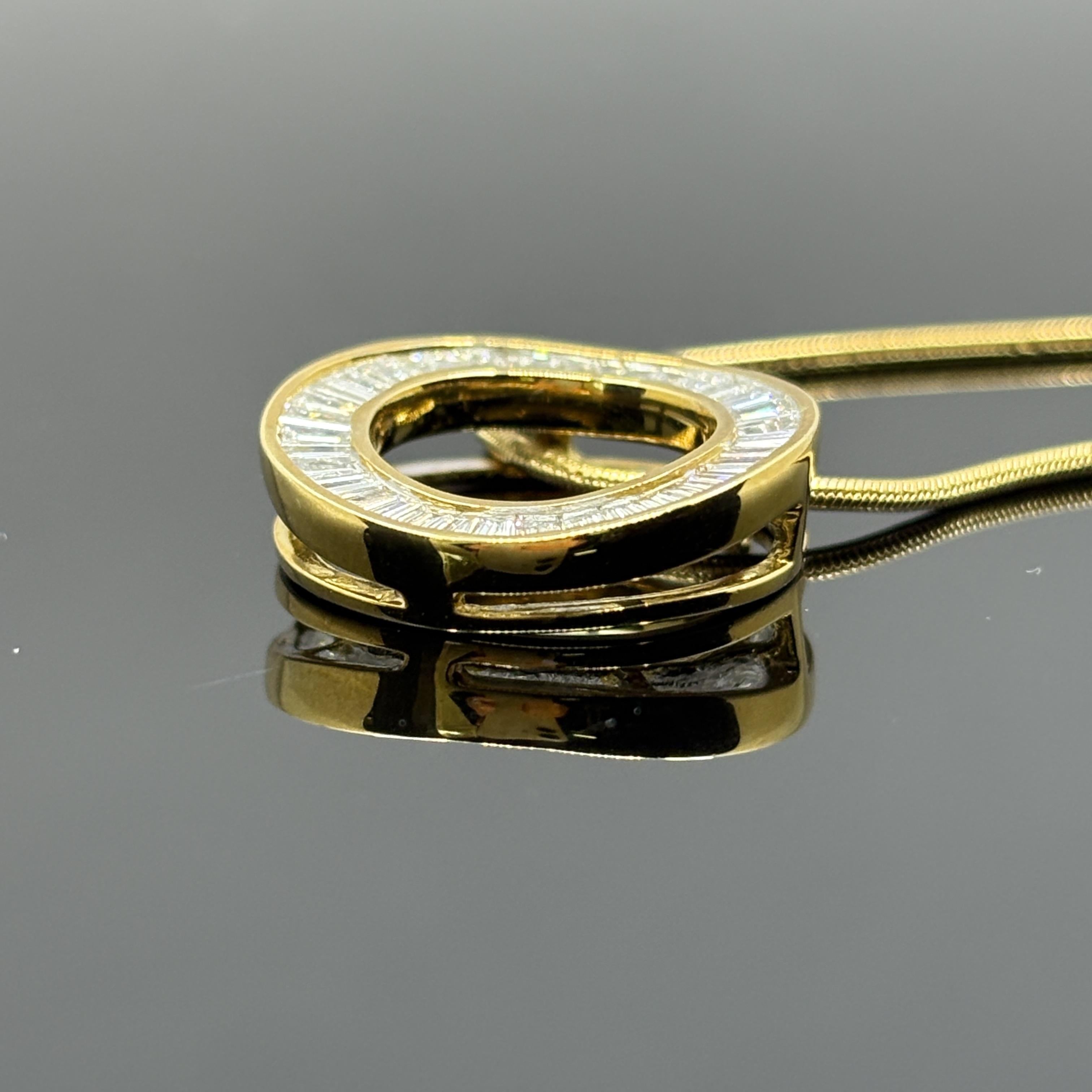 Collier en or 18k avec pendentif baguette en diamant Estate 1.50ctw Pour femmes en vente