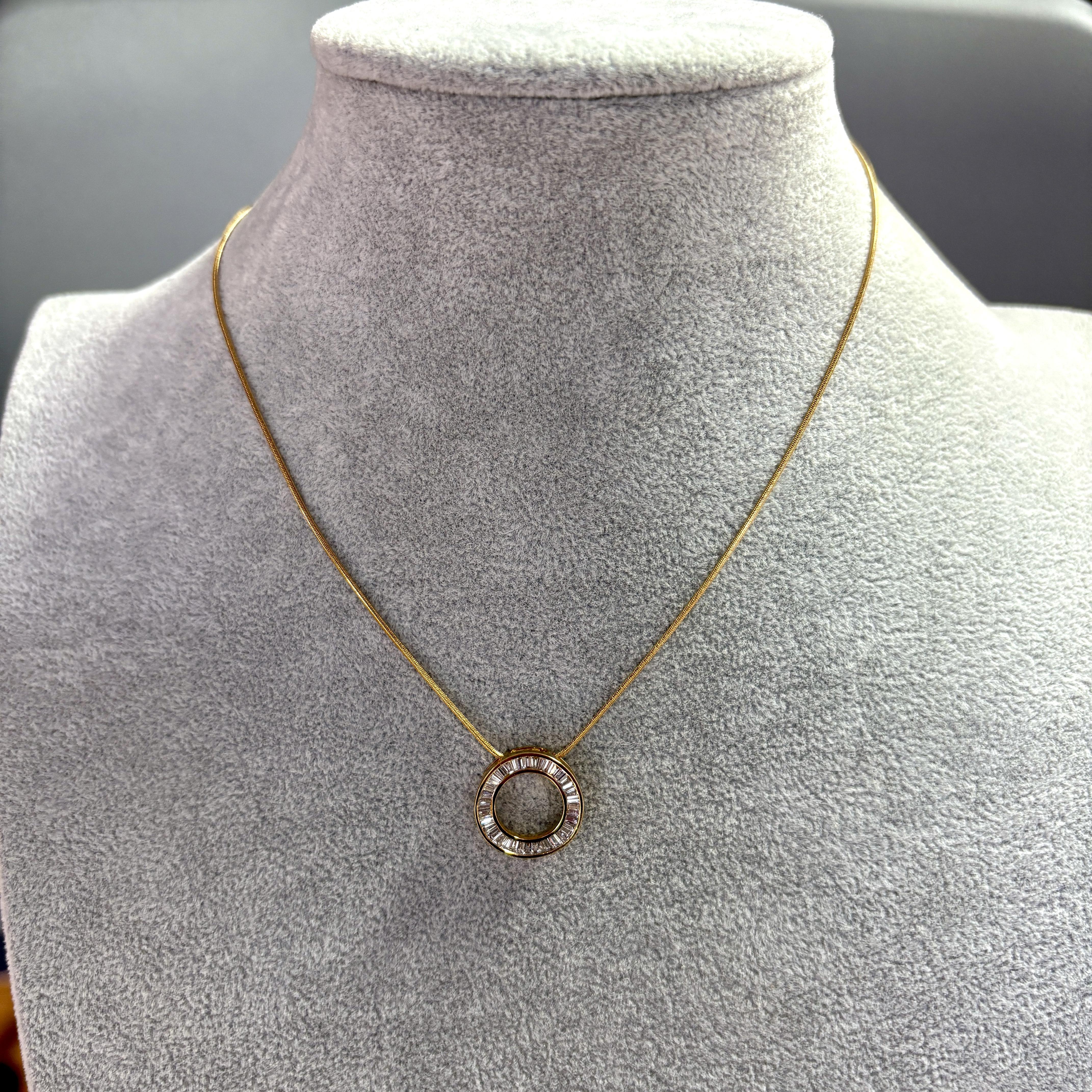 Collier en or 18k avec pendentif baguette en diamant Estate 1.50ctw en vente 3