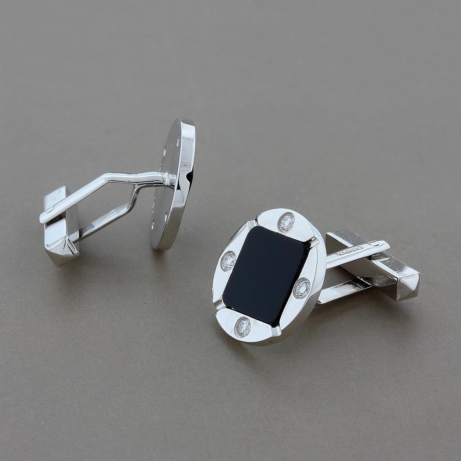 Einfach elegant! Dieses Paar Manschettenknöpfe ist mit 0,38 Karat Diamanten im Rundschliff besetzt, die die Fassung aus 18 Karat Weißgold einrahmen. In der Mitte der Manschettenknöpfe befindet sich ein schwarzer Onyx im Kissenschliff für einen