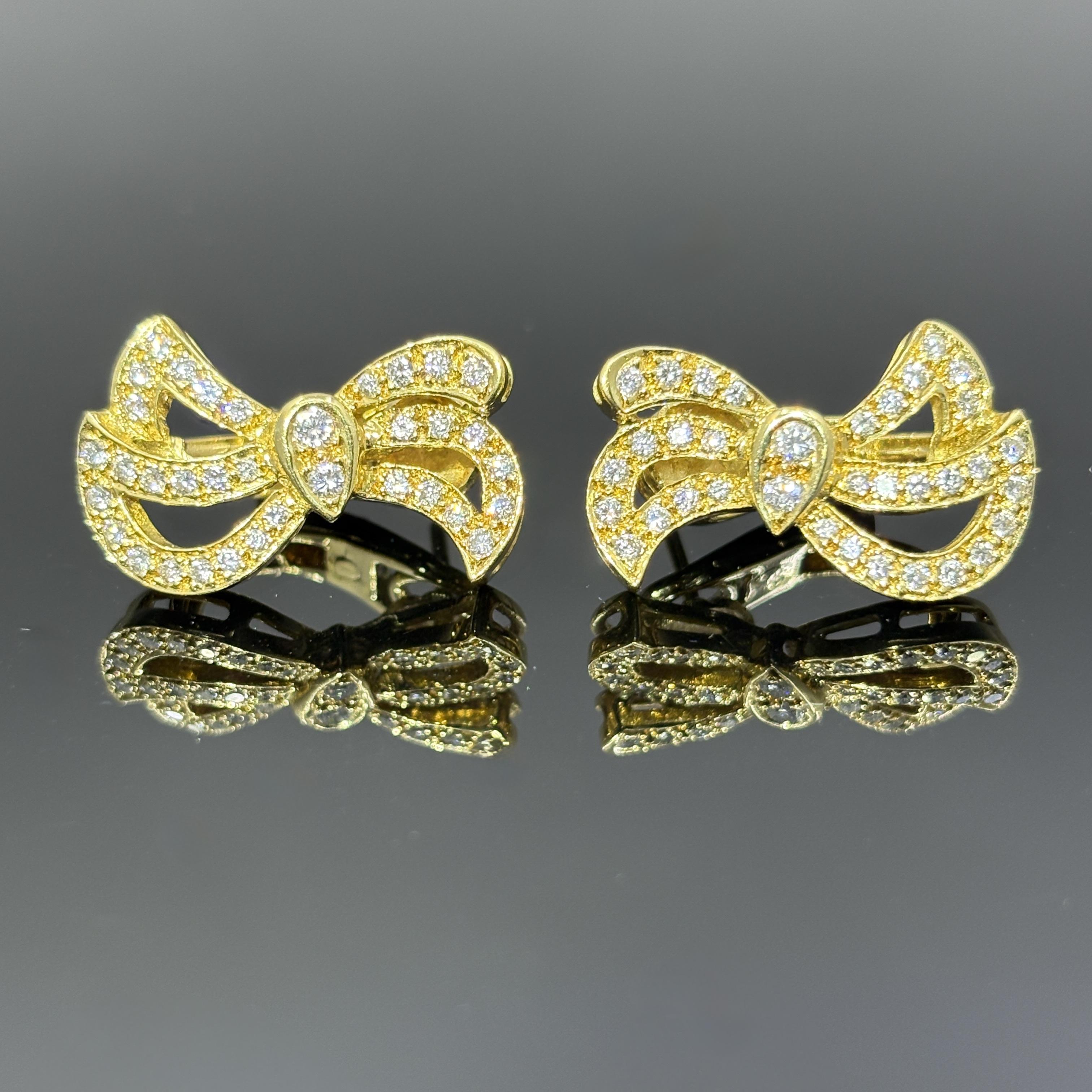 Estate 1980er Jahre 18K Gelbgold Diamond Bow Ohrringe, Eule Assay Mark (Paris), 0,80ctw

Diese anmutigen und sorgfältig gearbeiteten Vintage-Diamantohrringe sind ein raffinierter Ausdruck des Designs des späten 20. Jahrhunderts. Aus reichem