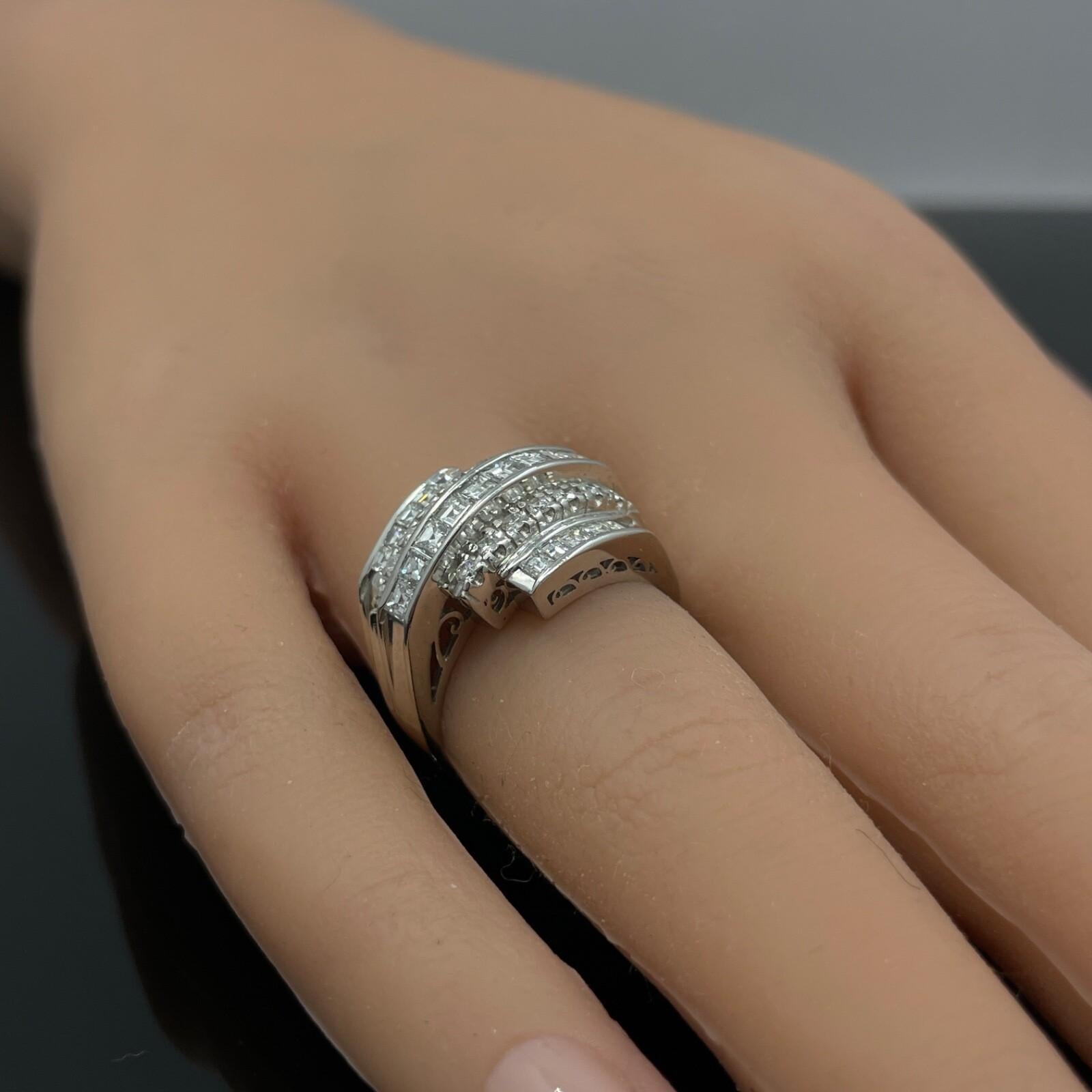 Anillo de platino con diamante talla carré y brillante redondo 1,01ctw en venta 1