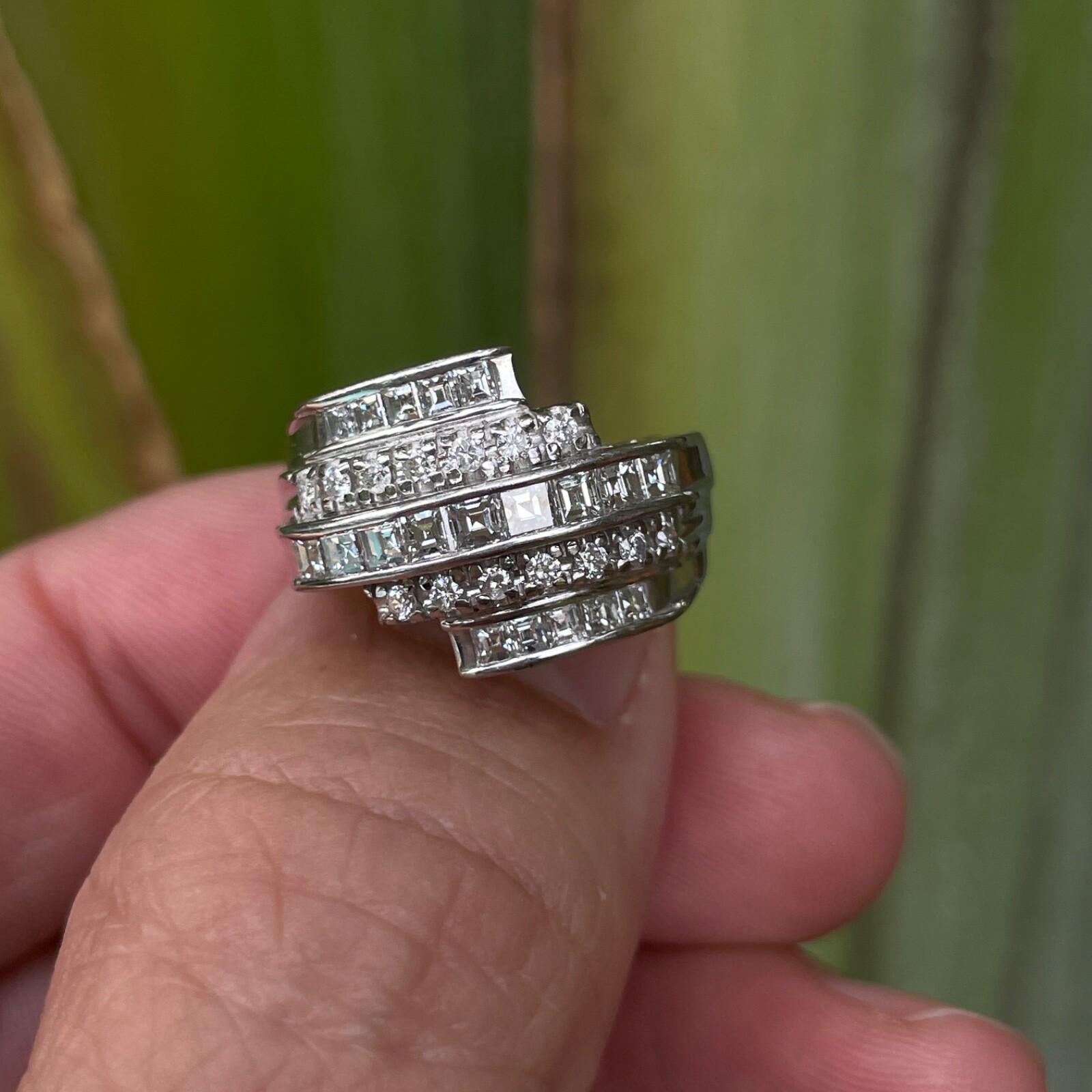Anillo de platino con diamante talla carré y brillante redondo 1,01ctw en venta 3