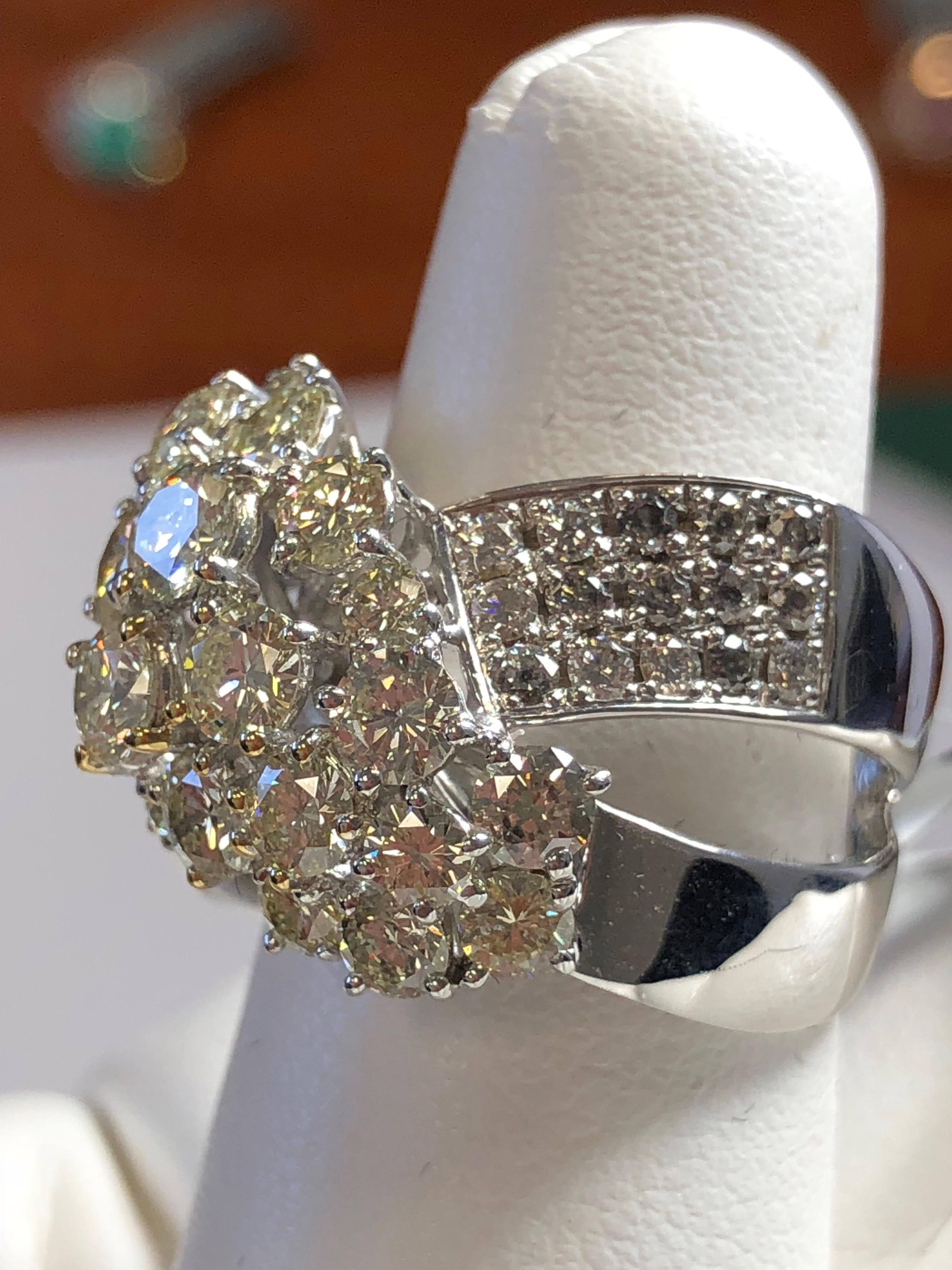 Estate Diamond Cluster Ring in 18 Karat White Gold In New Condition In Los Angeles, CA