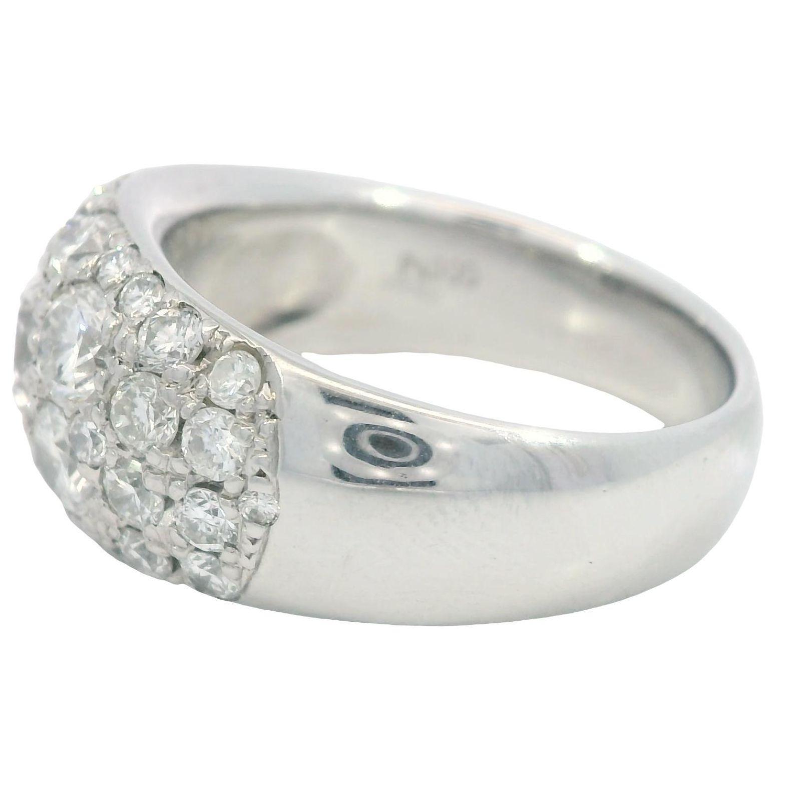Anello con cluster di diamanti Estate in platino misura 6,5 ~2,23ctw 

Questo anello a grappolo in platino mette in mostra una splendida selezione di diamanti dal taglio rotondo per un peso totale di 2,23 carati.

I diamanti sono incastonati con