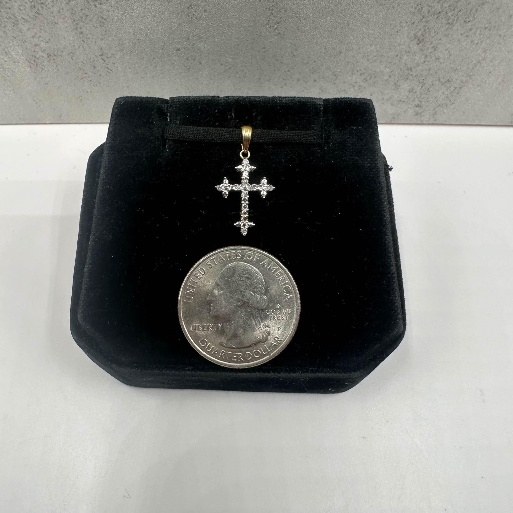 Nachlass-Diamantkreuz aus 10kt Gelbgold - 0,05ctw I, I Diamanten, Pre-Loved im Zustand „Gut“ in West Hempstead, NY