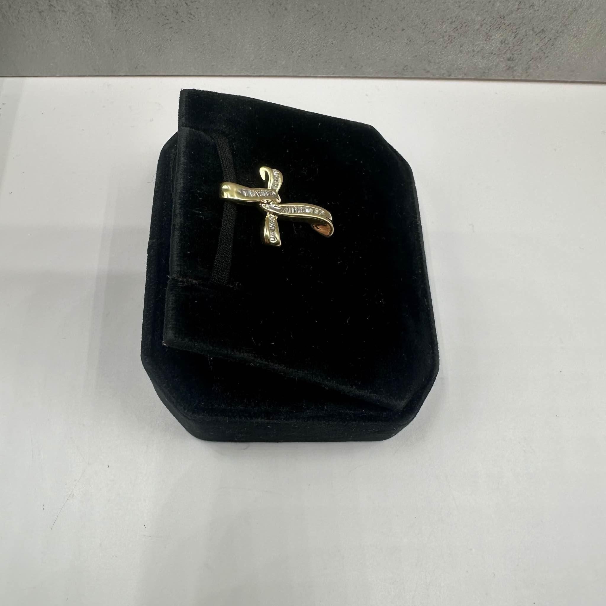 Taille baguette Croix de diamants en or jaune 14 carats - 0,25 carat poids total GH SI diamants taille baguette en vente