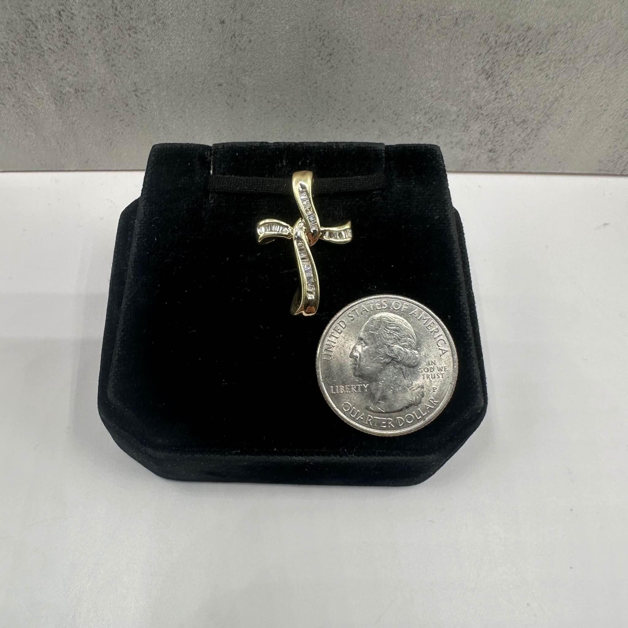 Croix de diamants en or jaune 14 carats - 0,25 carat poids total GH SI diamants taille baguette Excellent état - En vente à West Hempstead, NY