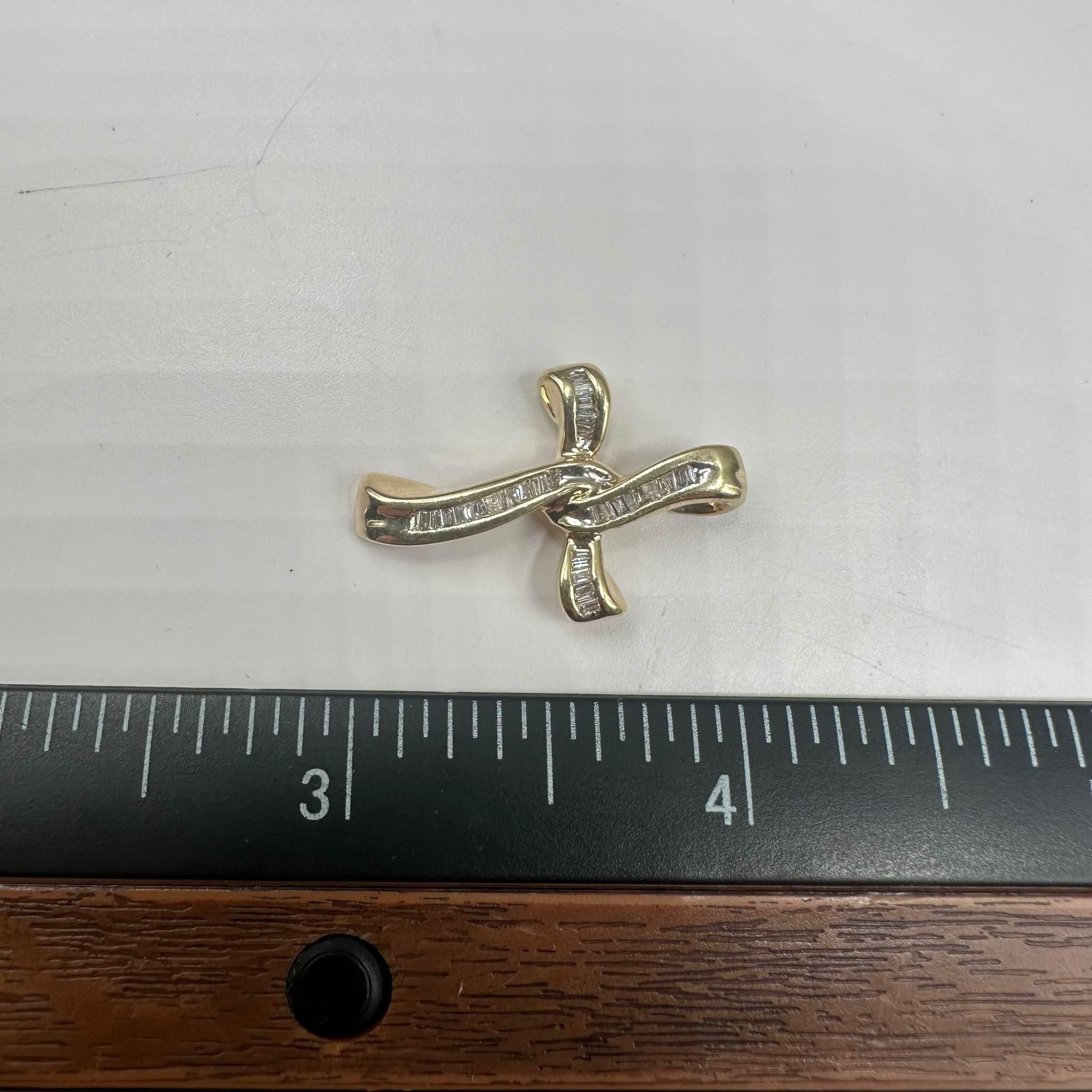 Croix de diamants en or jaune 14 carats - 0,25 carat poids total GH SI diamants taille baguette Pour femmes en vente