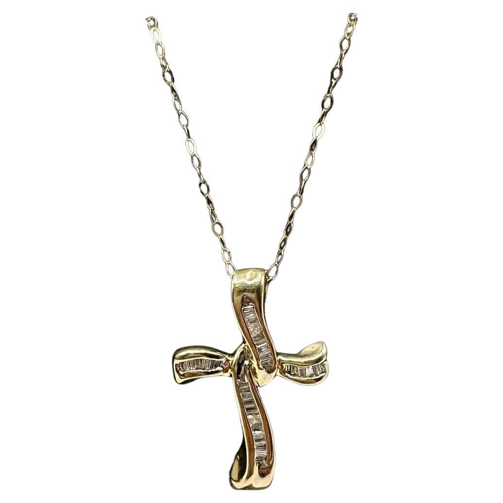 Estate Diamond Cross Necklace in 14kt Yellow Gold – 0.25ctw, 18in, Preloved en vente